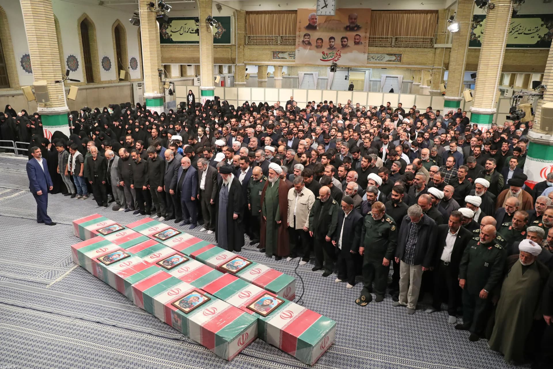 اقامه نماز رهبر انقلاب بر پیکر ۷ شهید راه قدس +تصاویر — تصویر 29