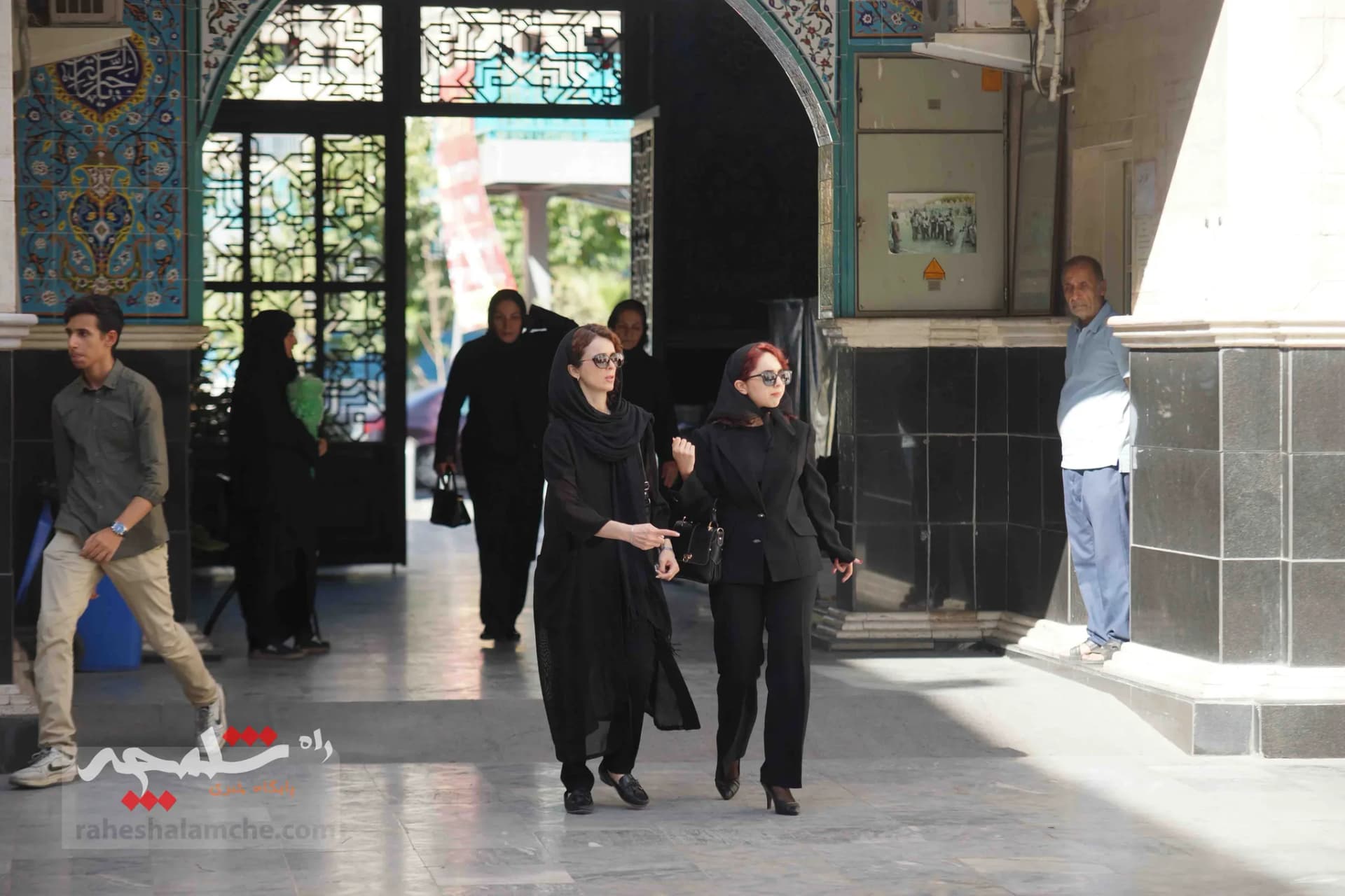 چه کسانی در مراسم ختم «سارا طاووسی» حضور داشتند؟ +تصاویر — تصویر 23