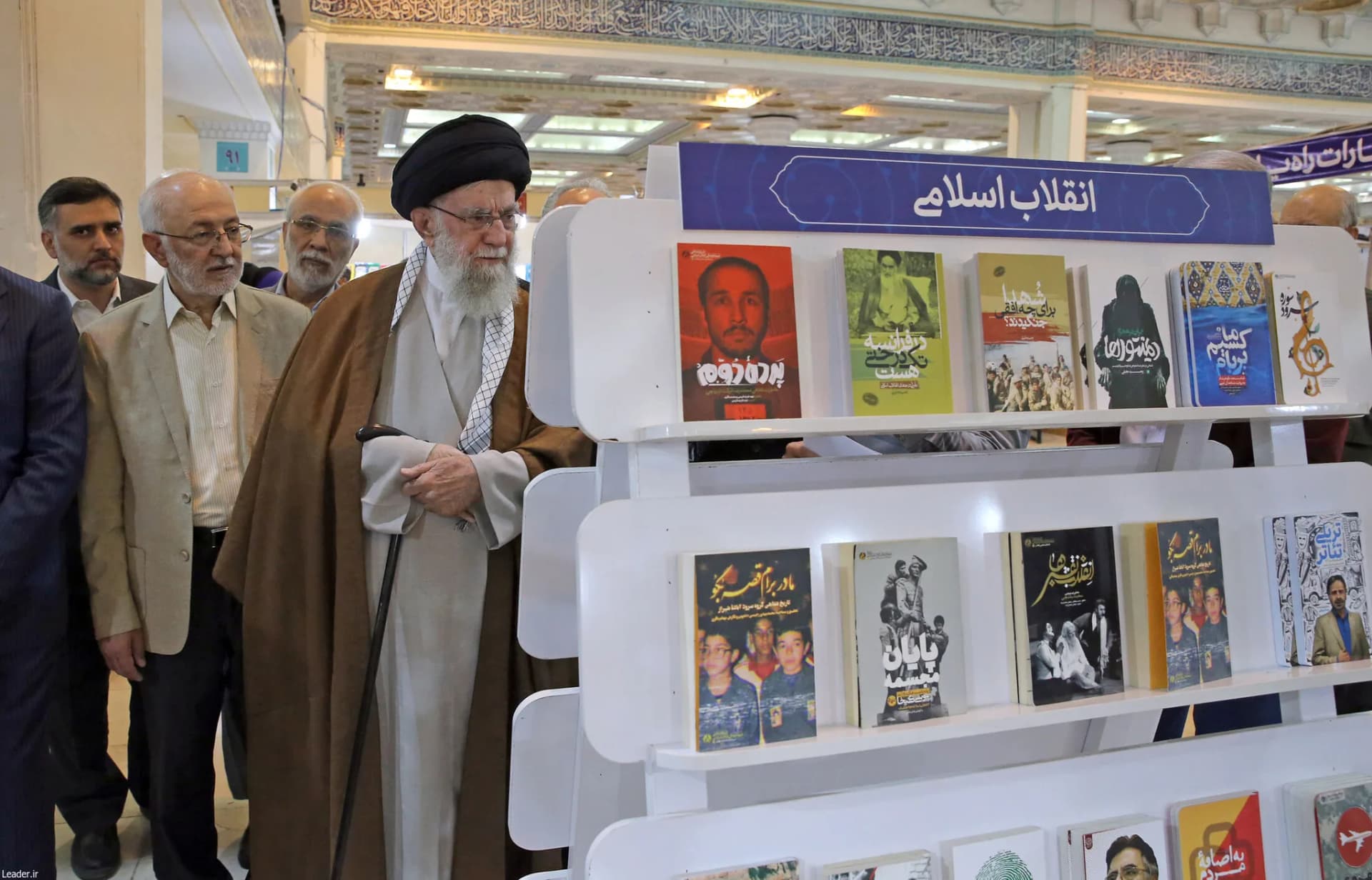 گزارش تصویری بازدید رهبر انقلاب از نمایشگاه کتاب — تصویر 22