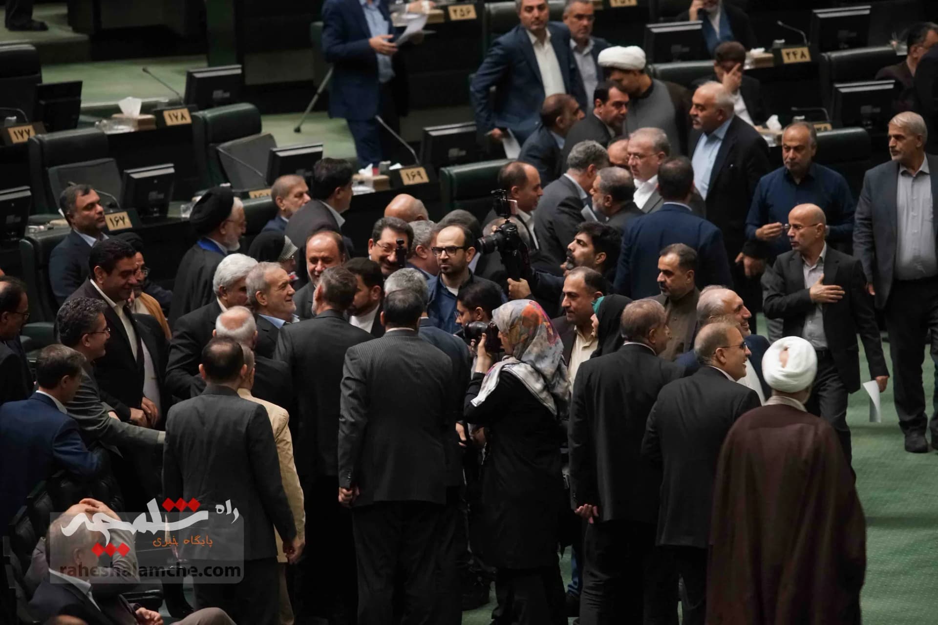 پزشکیان با حضور در خانه ملت، لایحه بودجه 1404 را تقدیم مجلس کرد +تصاویر — تصویر 37