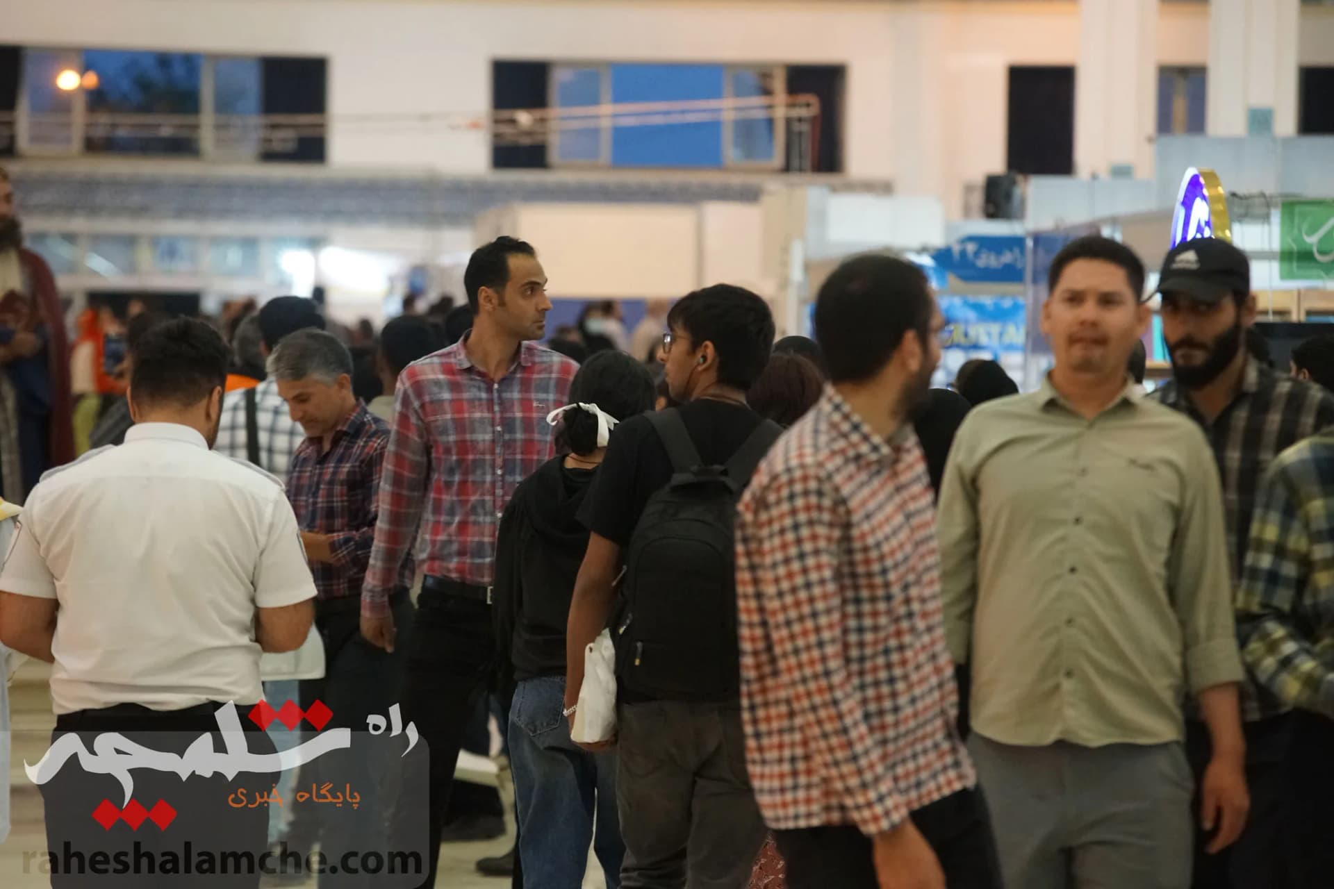 دومین روز نمایشگاه بین‌المللی کتاب برگزار شد +تصاویر — تصویر 18