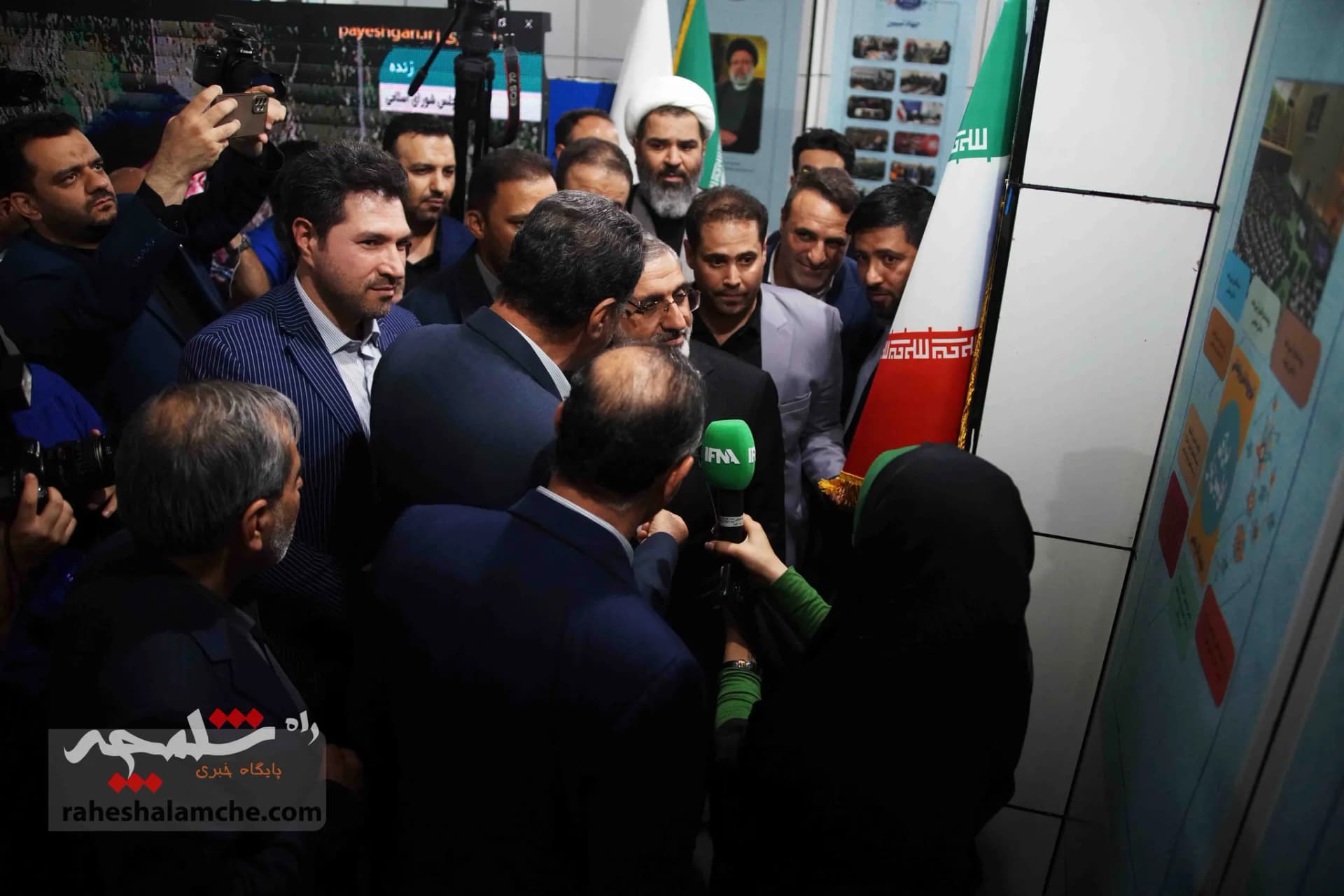 بازدید رئیس دفتر رئیس‌جمهور از غرفه معاونت ریاست جمهوری در امور مجلس +تصاویر — تصویر 49