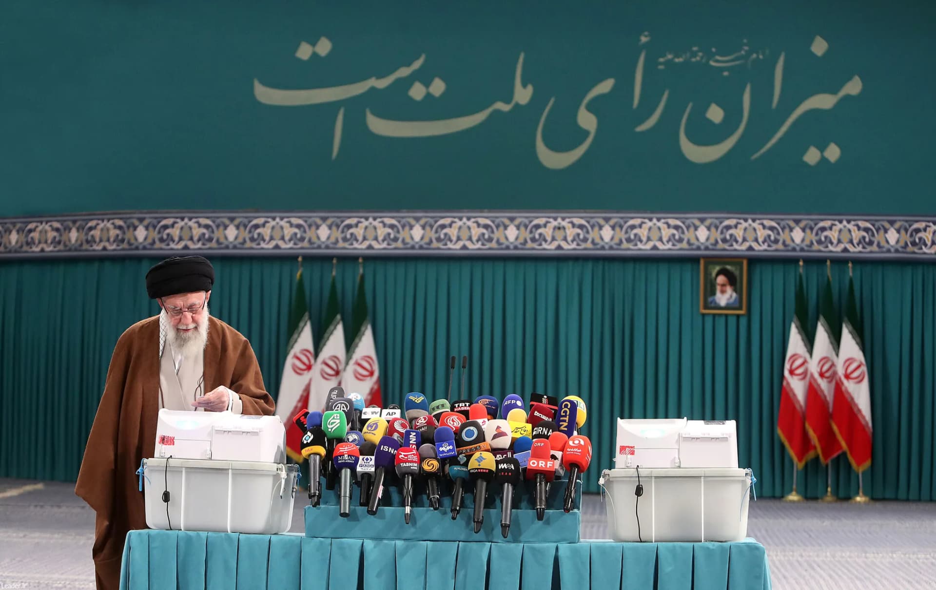 حضور رهبر انقلاب در مرحله دوم انتخابات مجلس شورای اسلامی +تصاویر — تصویر 1