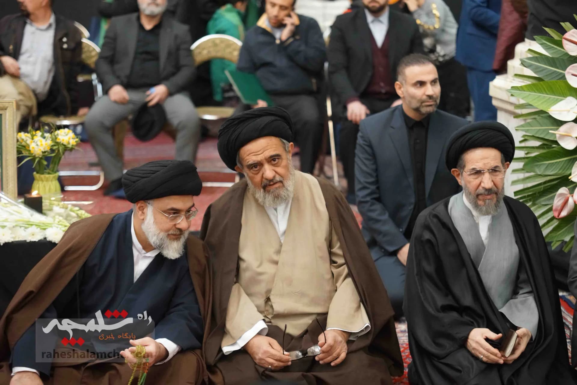 همه شخصیتهایی که در مراسم ترحیم آیتالله امام کاشانی حضور داشتند +تصاویر — تصویر 92