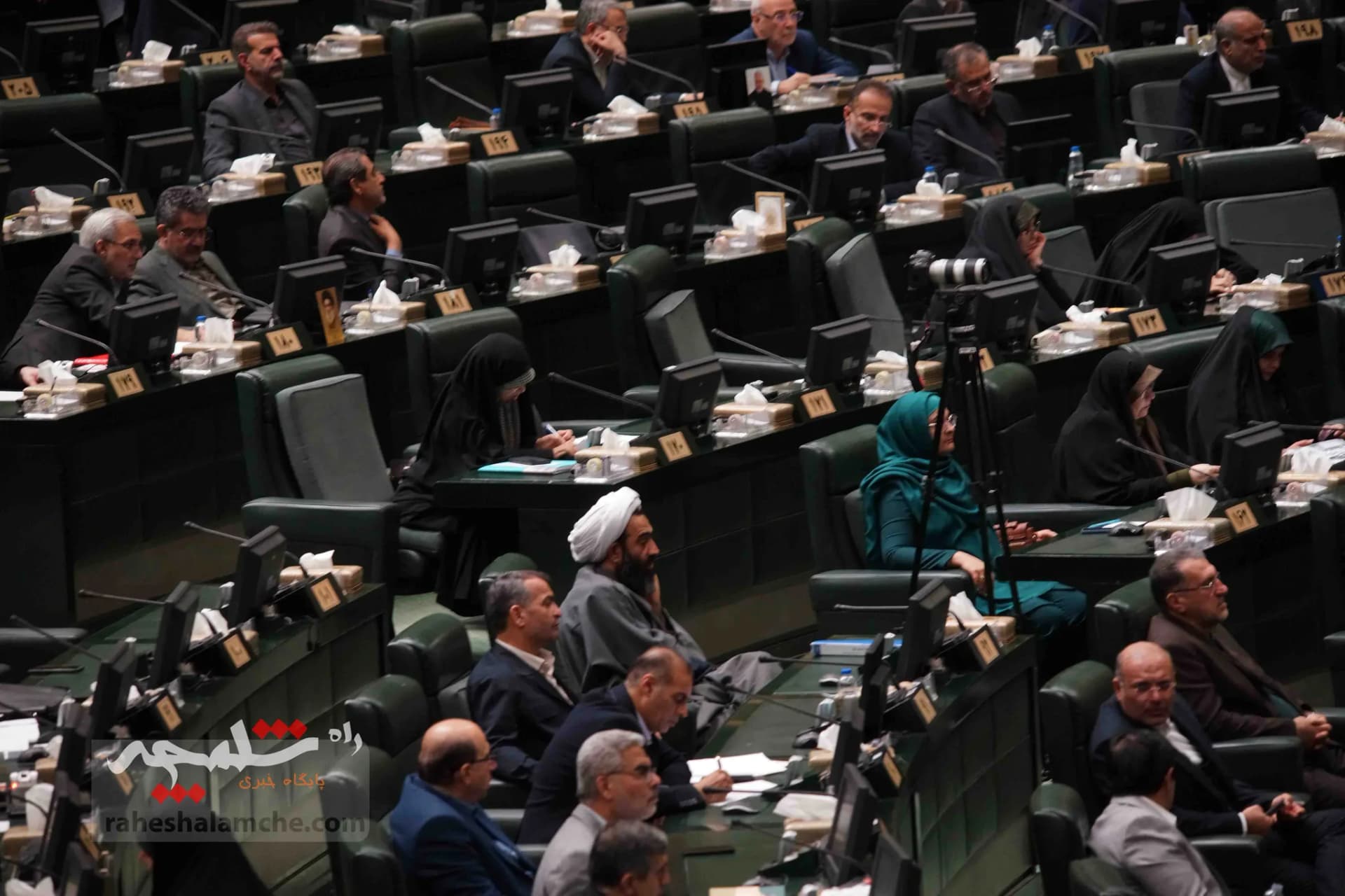پزشکیان با حضور در خانه ملت، لایحه بودجه 1404 را تقدیم مجلس کرد +تصاویر — تصویر 21