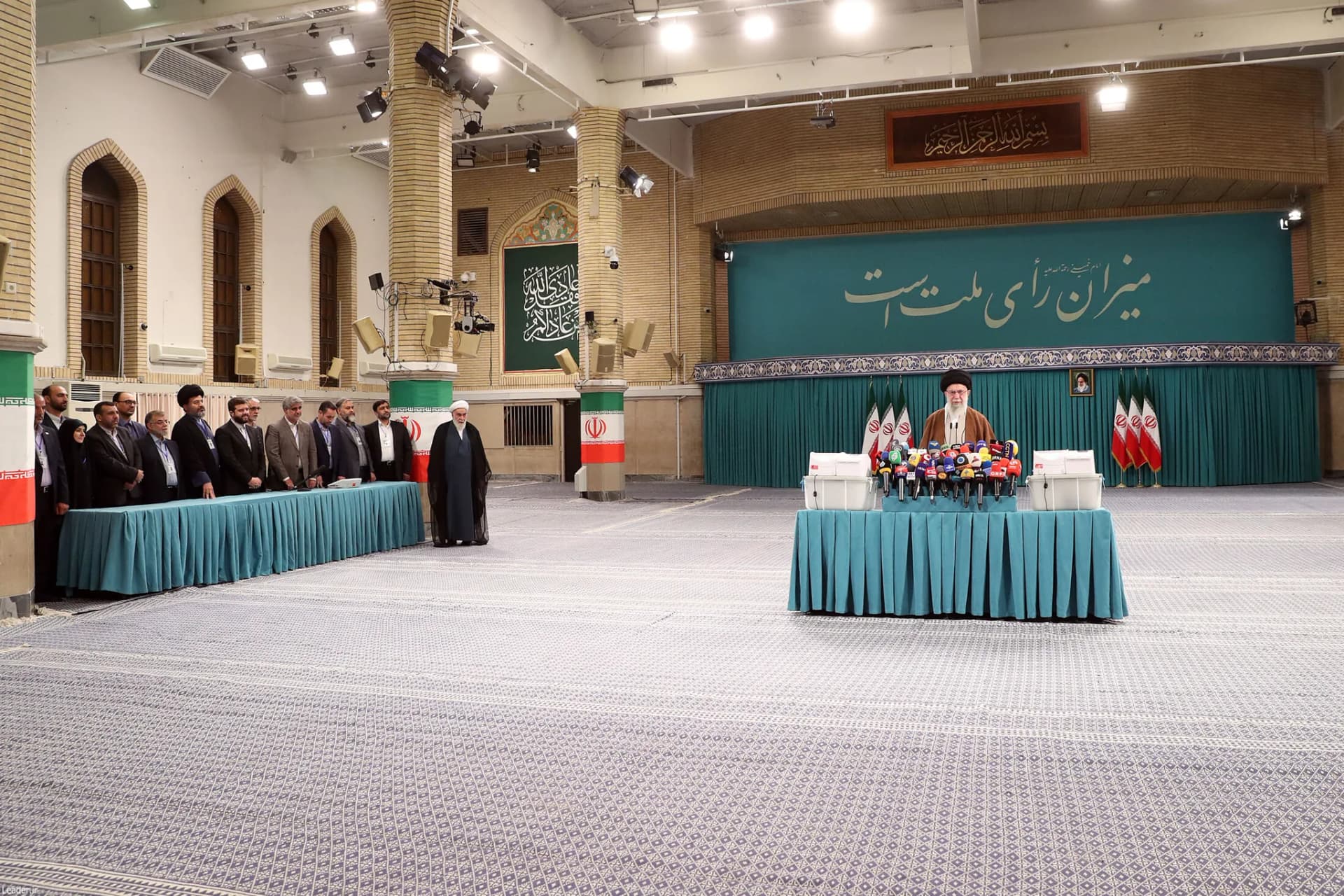 حضور رهبر انقلاب در مرحله دوم انتخابات مجلس شورای اسلامی +تصاویر — تصویر 3