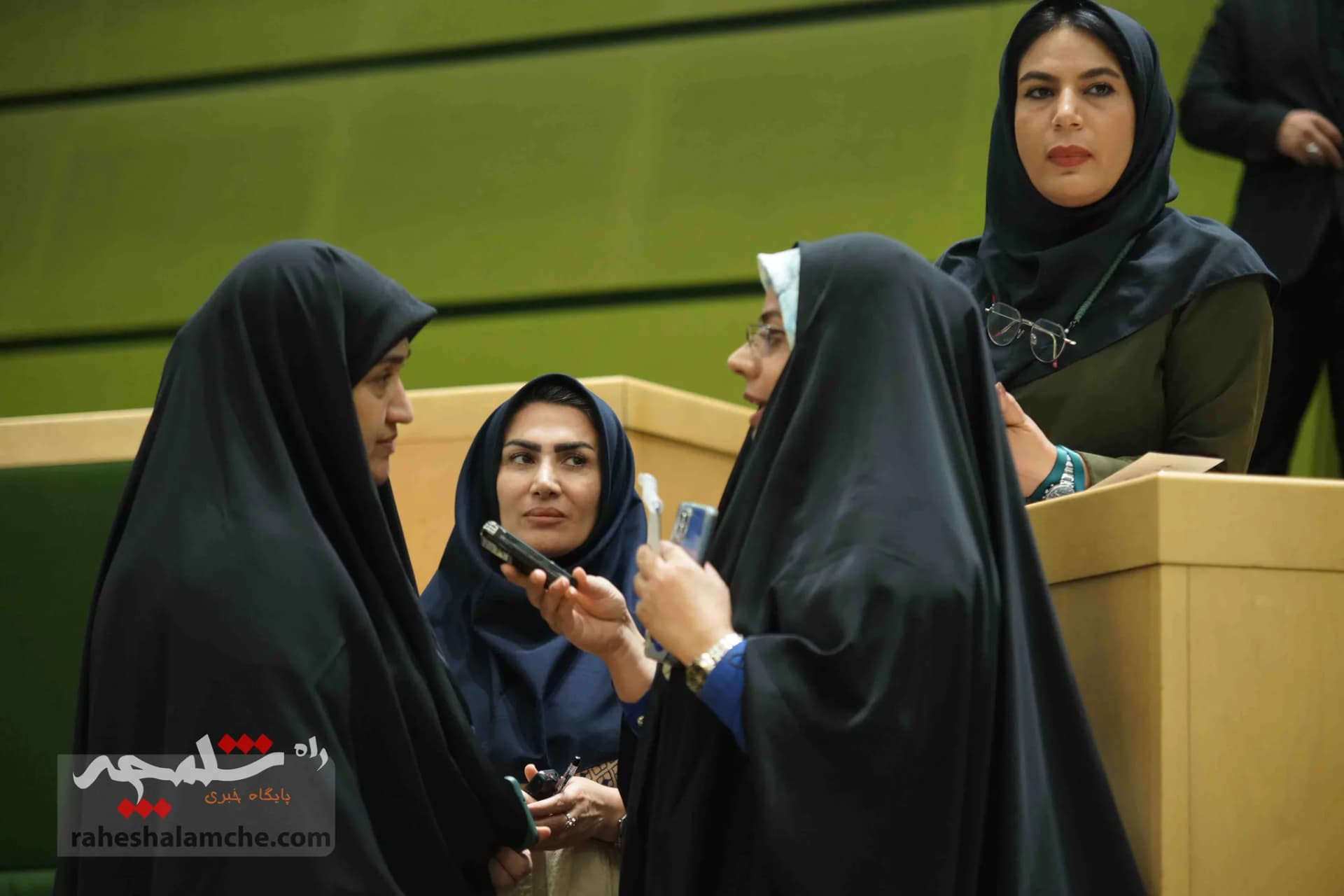 حاشیه متفاوت امروز مجلس شورای اسلامی با خبرنگاران +تصاویر — تصویر 40