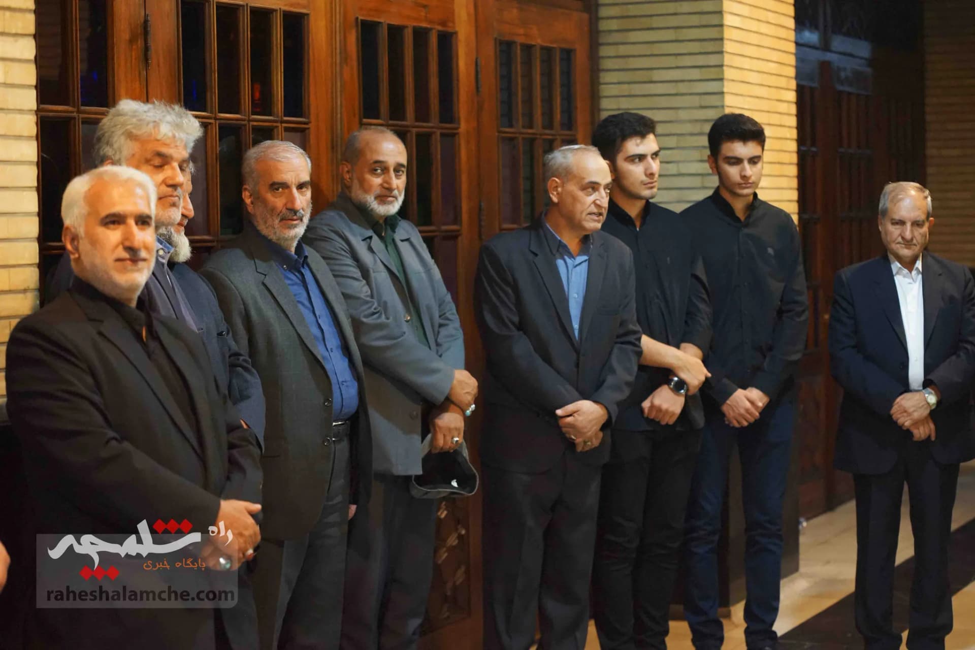 همه شخصیتهایی که در مراسم ختم مادر زریبافان شرکت کرده بودند +تصاویر — تصویر 60