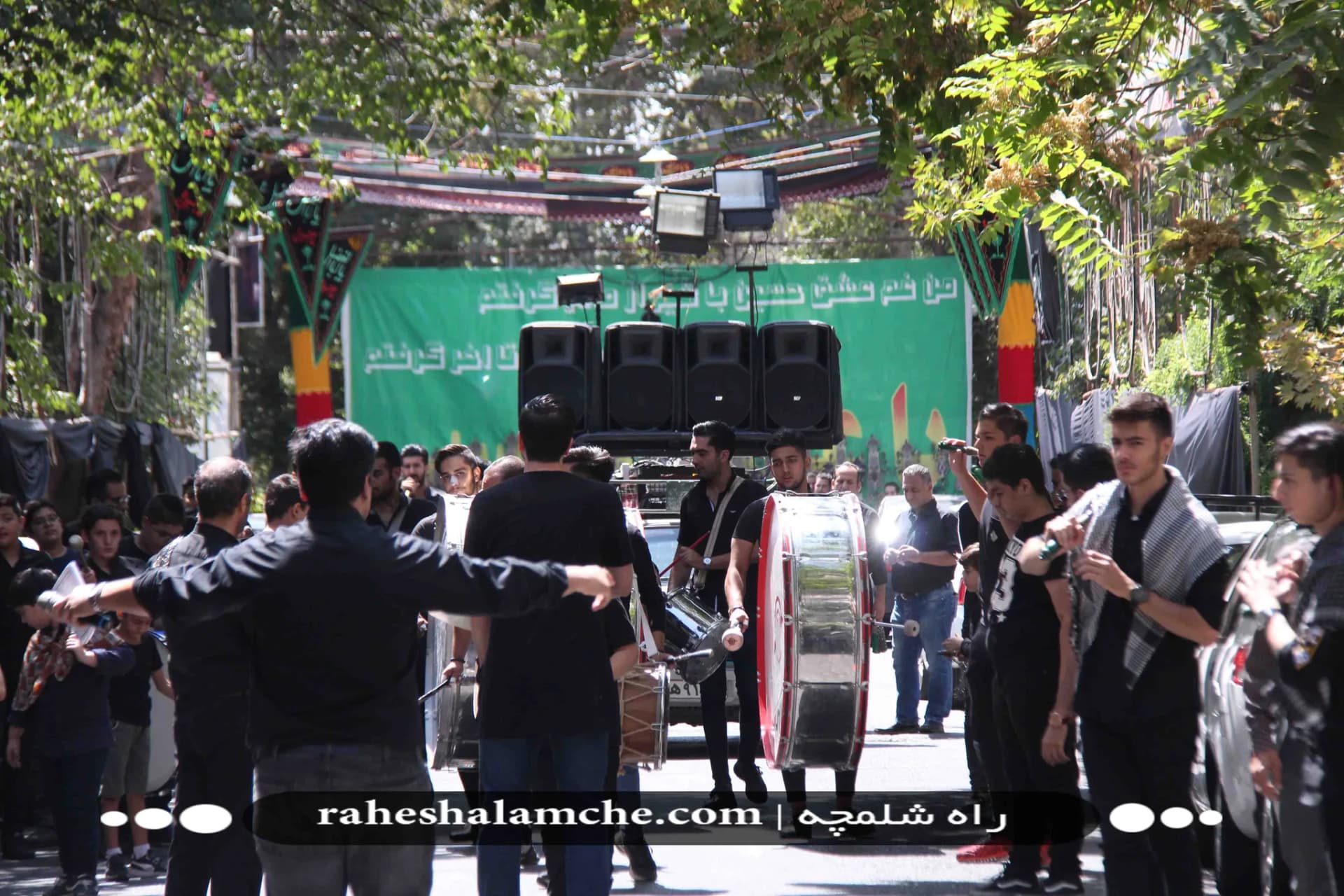 عزاداری و سوگواری همراه با برگزاری نماز ظهر عاشورا در سراسر ایران اسلامی +تصاویر — تصویر 23