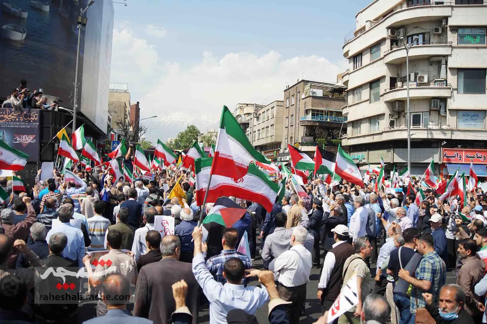 تقدیر نمازگزاران تهرانی از اجرای عملیات «وعده صادق» +تصاویر — تصویر 29