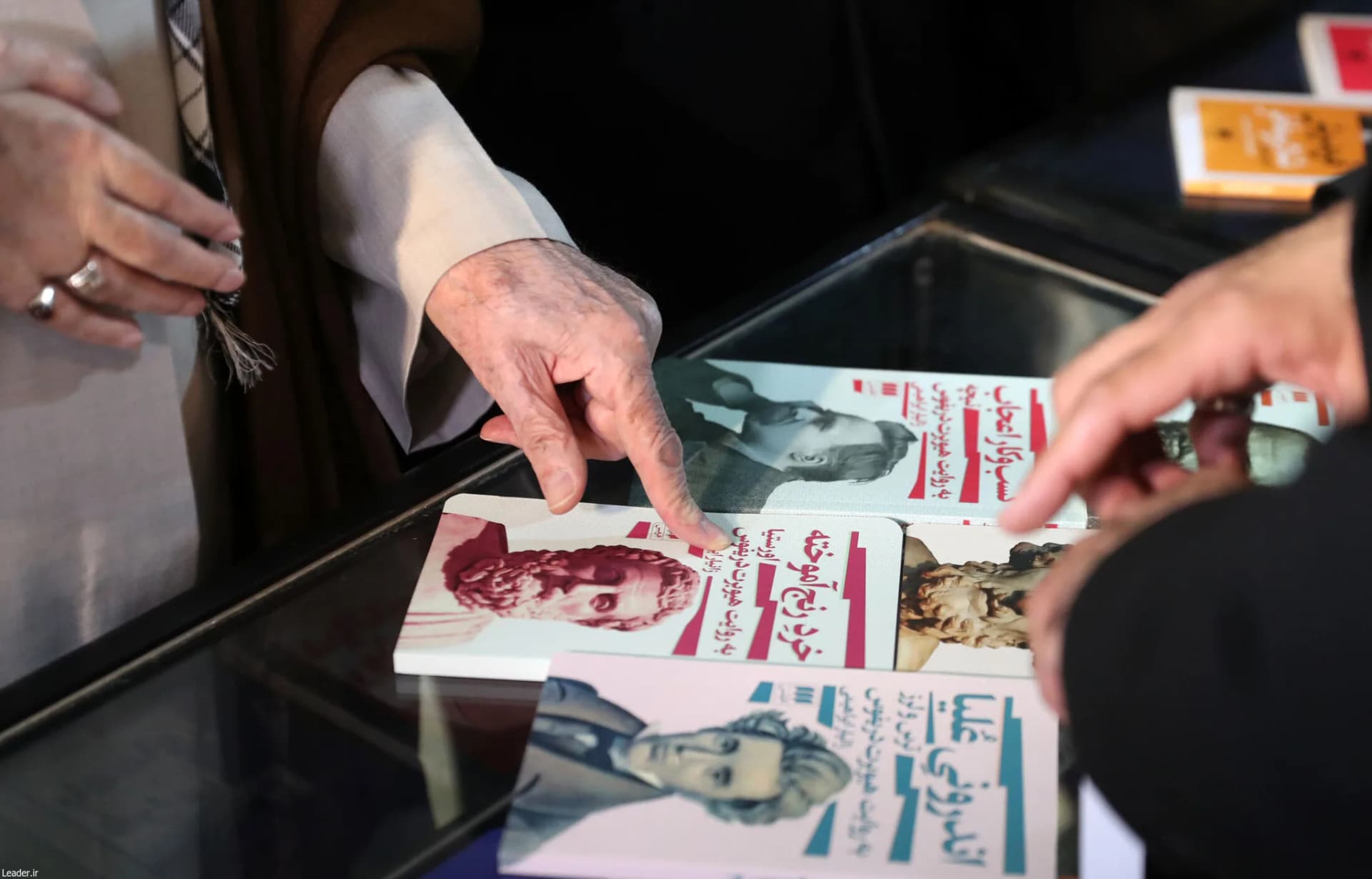 گزارش تصویری بازدید رهبر انقلاب از نمایشگاه کتاب — تصویر 15