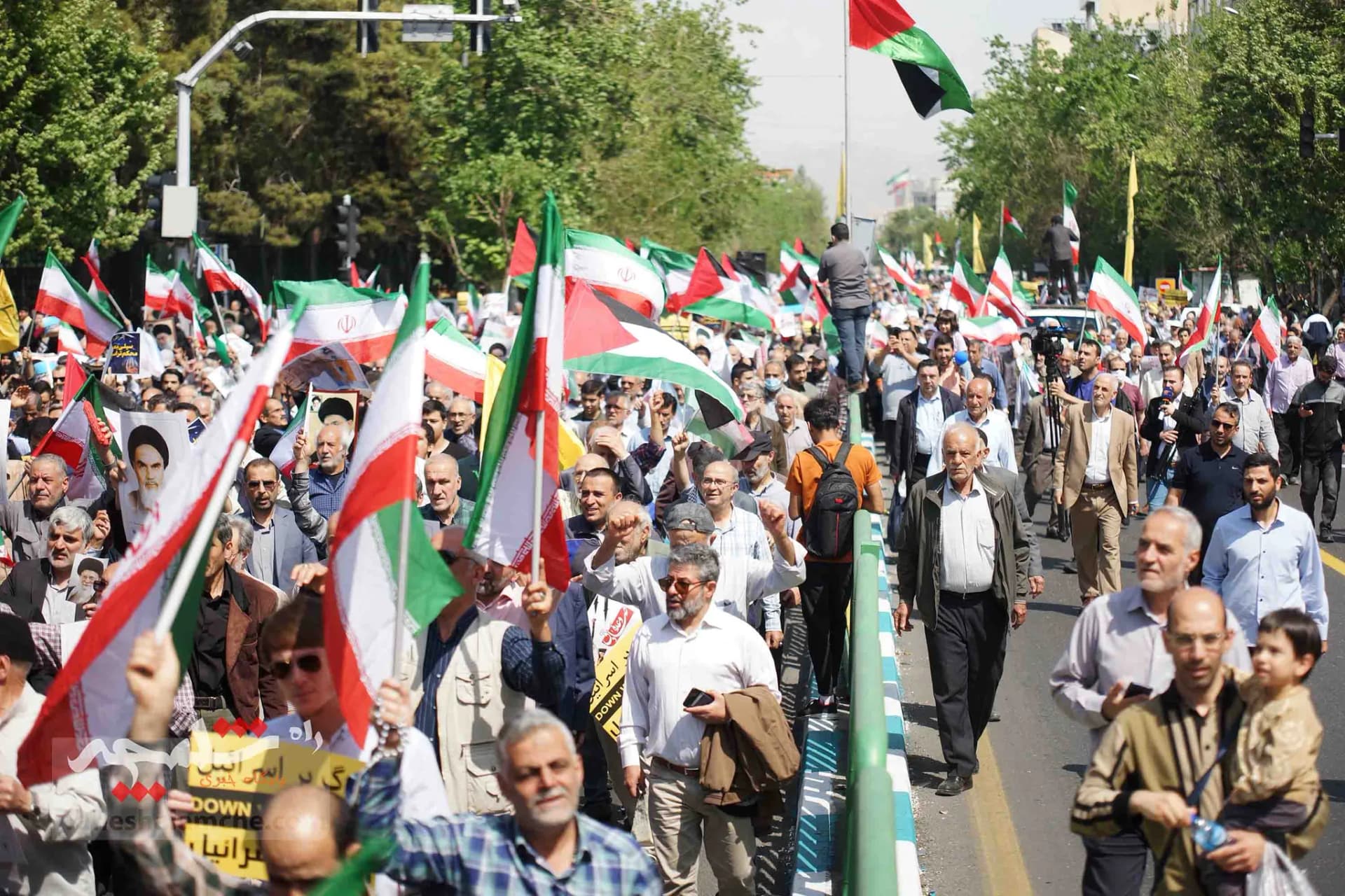 تقدیر نمازگزاران تهرانی از اجرای عملیات «وعده صادق» +تصاویر — تصویر 15