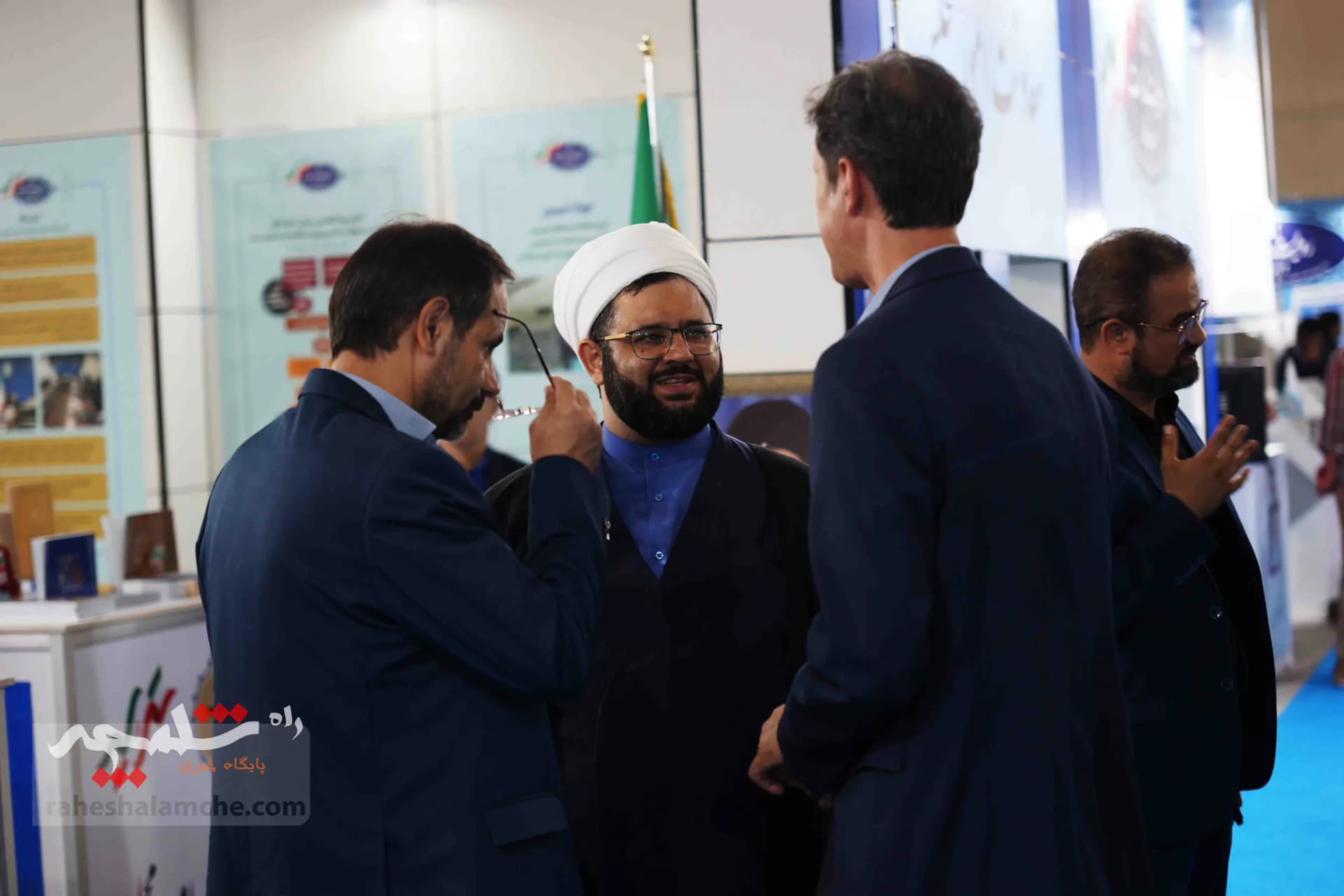 بازدید رئیس دفتر رئیس‌جمهور از غرفه معاونت ریاست جمهوری در امور مجلس +تصاویر — تصویر 3