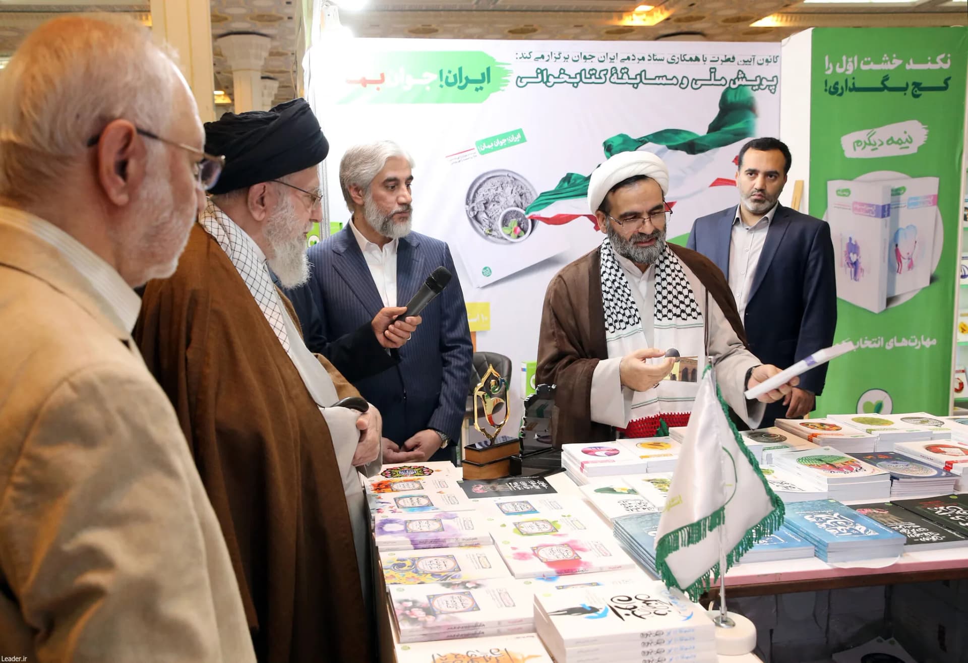 گزارش تصویری بازدید رهبر انقلاب از نمایشگاه کتاب — تصویر 27