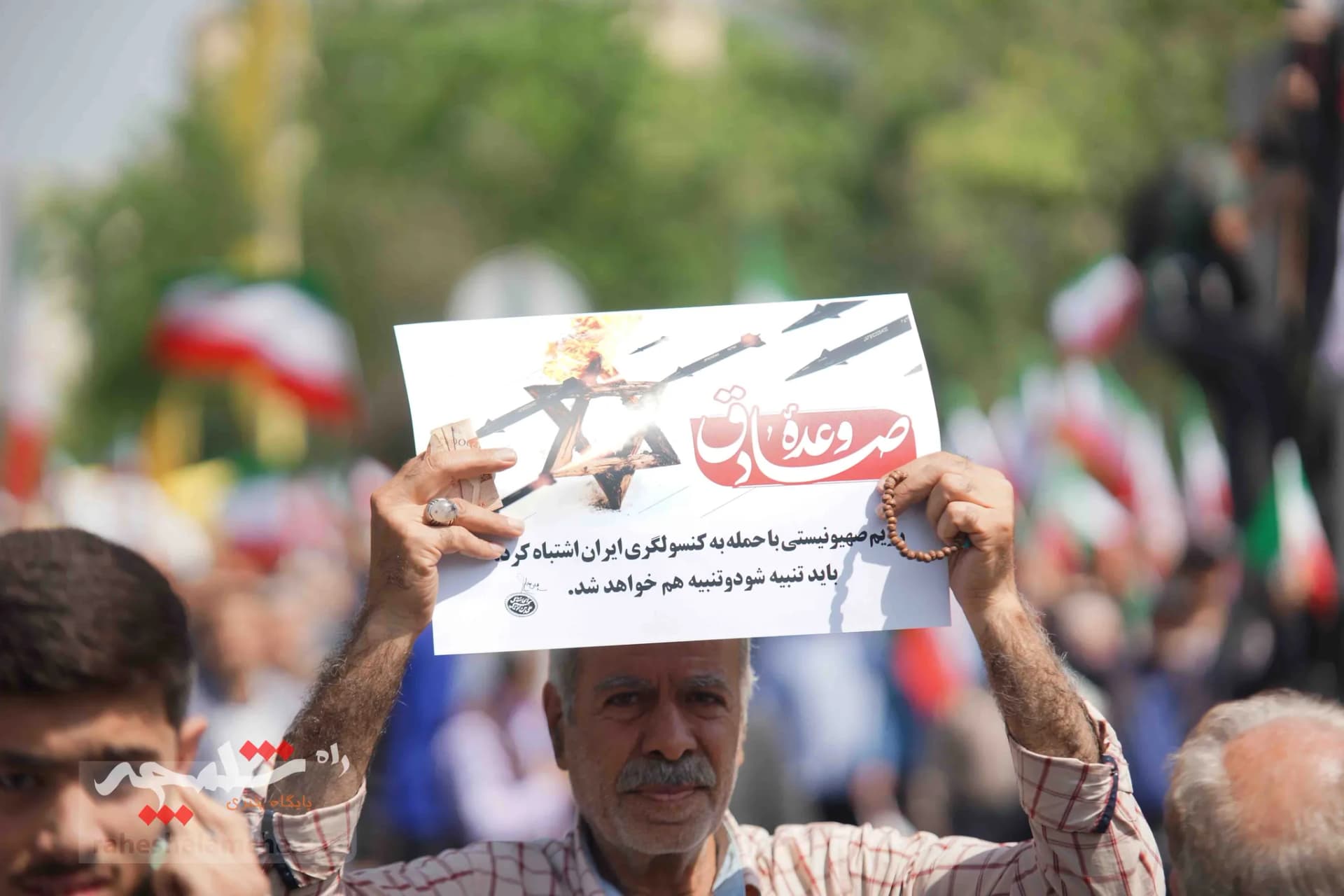 تقدیر نمازگزاران تهرانی از اجرای عملیات «وعده صادق» +تصاویر — تصویر 13