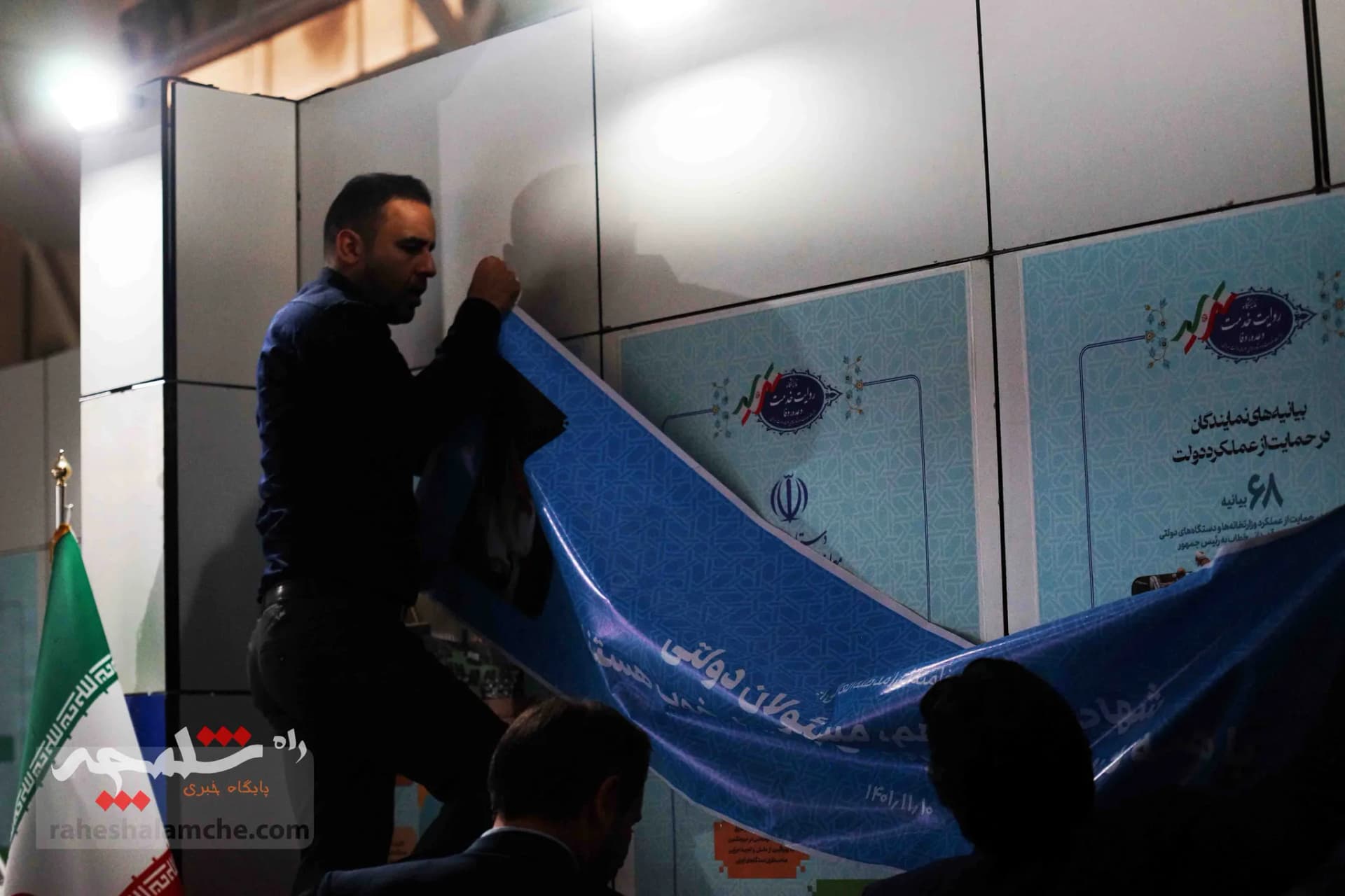 بازدید رئیس دفتر رئیس‌جمهور از غرفه معاونت ریاست جمهوری در امور مجلس +تصاویر — تصویر 22