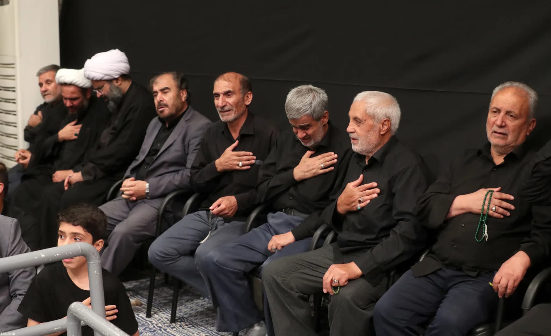 مراسم عزاداری شب تاسوعای حسینی با حضور رهبر انقلاب +تصاویر — تصویر 15