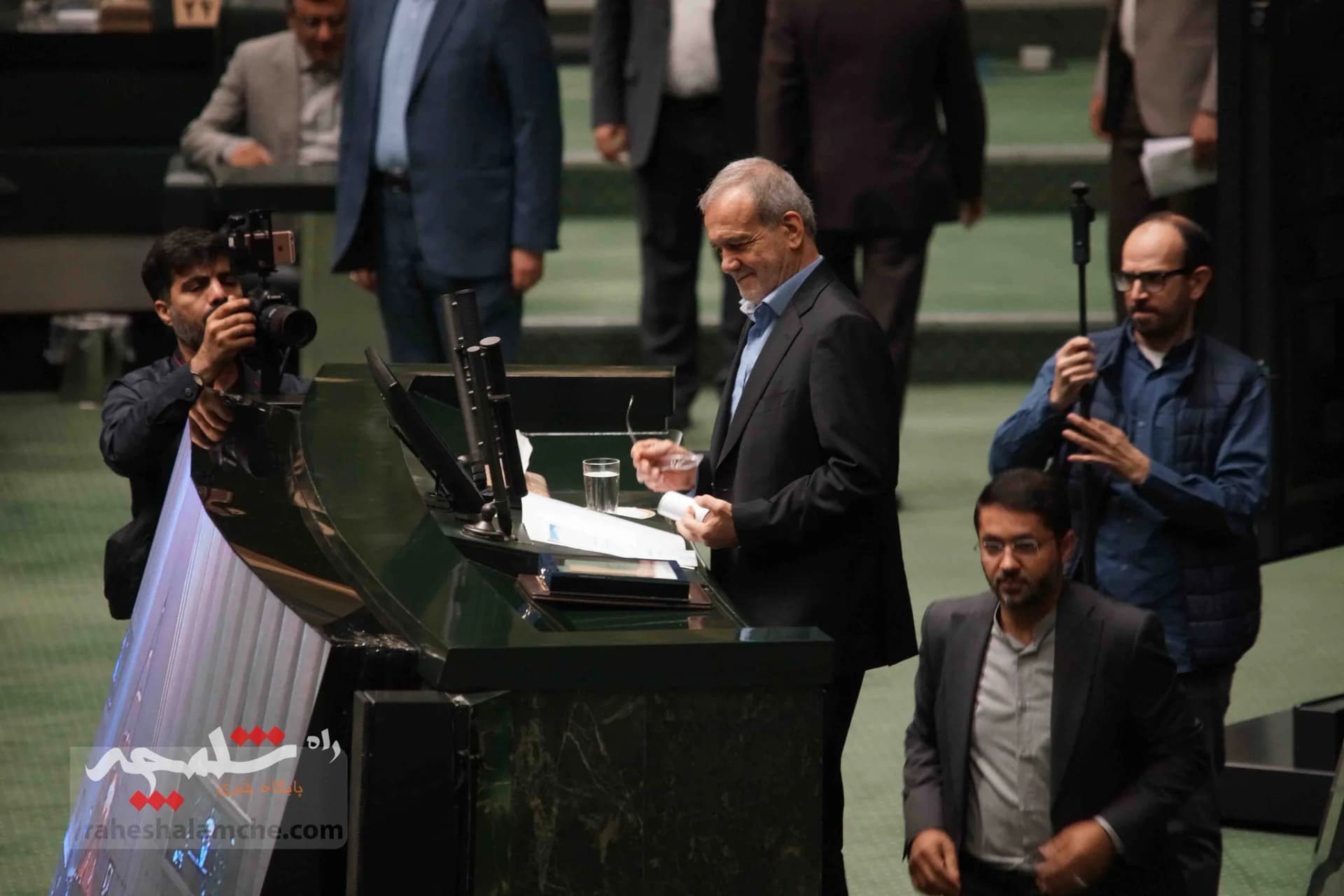 پزشکیان با حضور در خانه ملت، لایحه بودجه 1404 را تقدیم مجلس کرد +تصاویر — تصویر 11