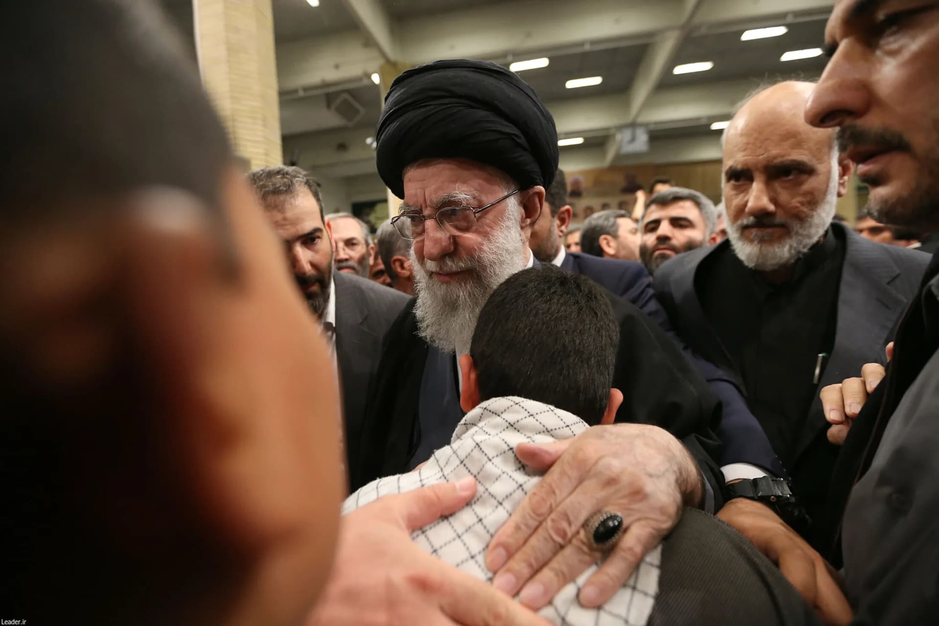 اقامه نماز رهبر انقلاب بر پیکر ۷ شهید راه قدس +تصاویر — تصویر 30