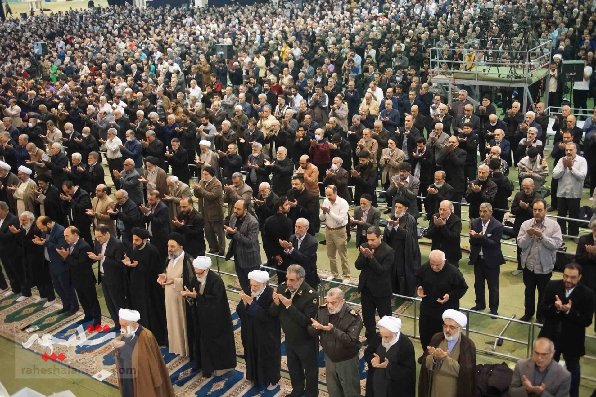 تصاویر نماز جمعه تهران در اولین روز زمستان 1402 — تصویر 37