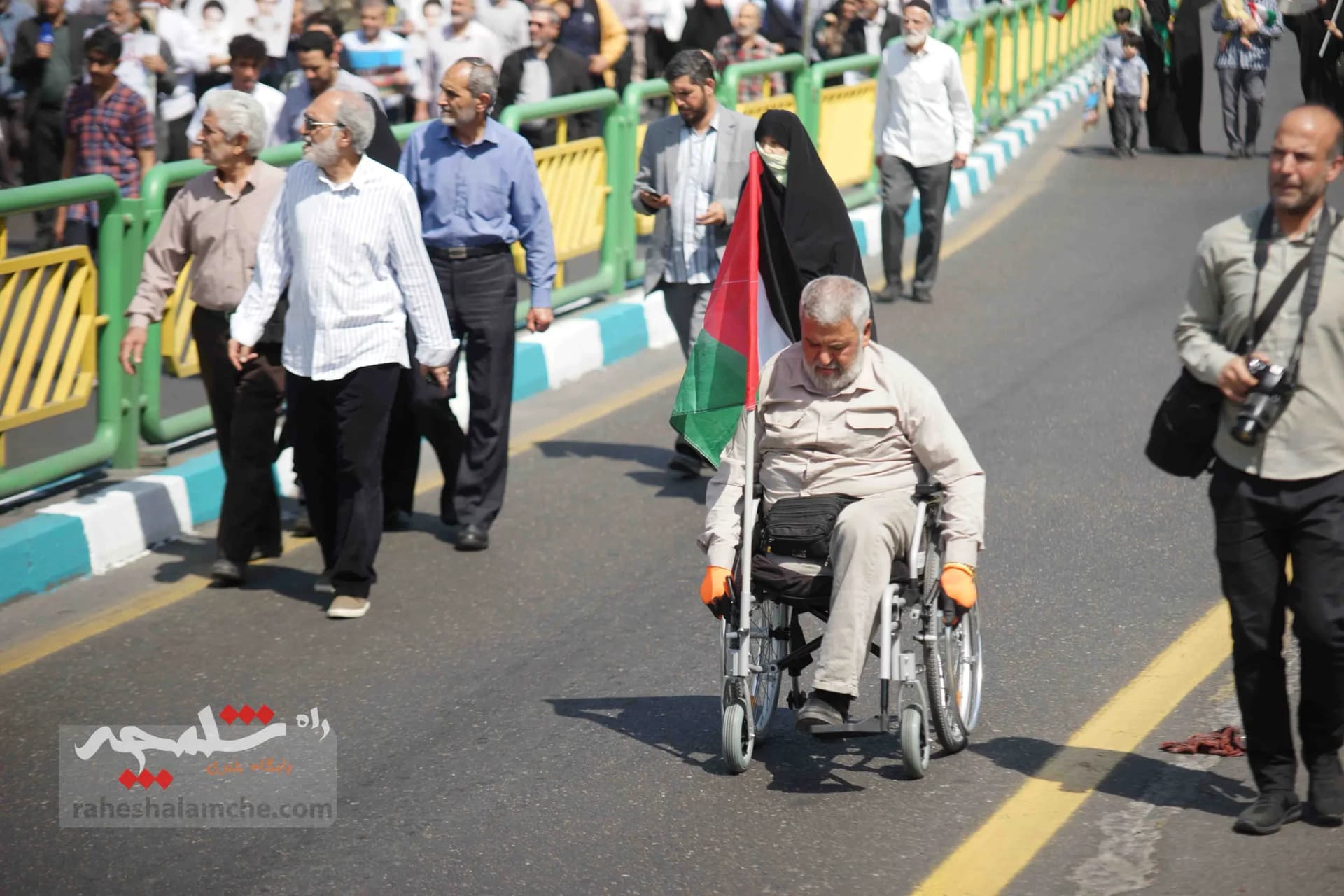 تقدیر نمازگزاران تهرانی از اجرای عملیات «وعده صادق» +تصاویر — تصویر 19