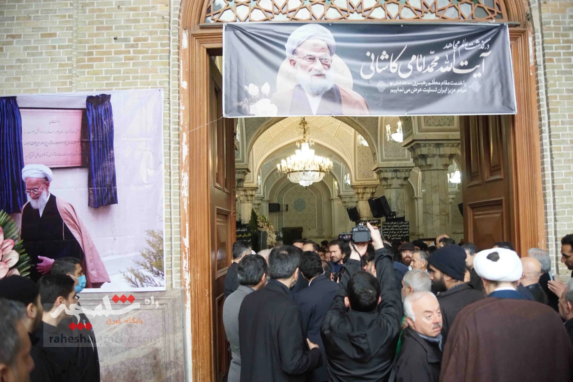 همه شخصیتهایی که در مراسم ترحیم آیتالله امام کاشانی حضور داشتند +تصاویر — تصویر 57