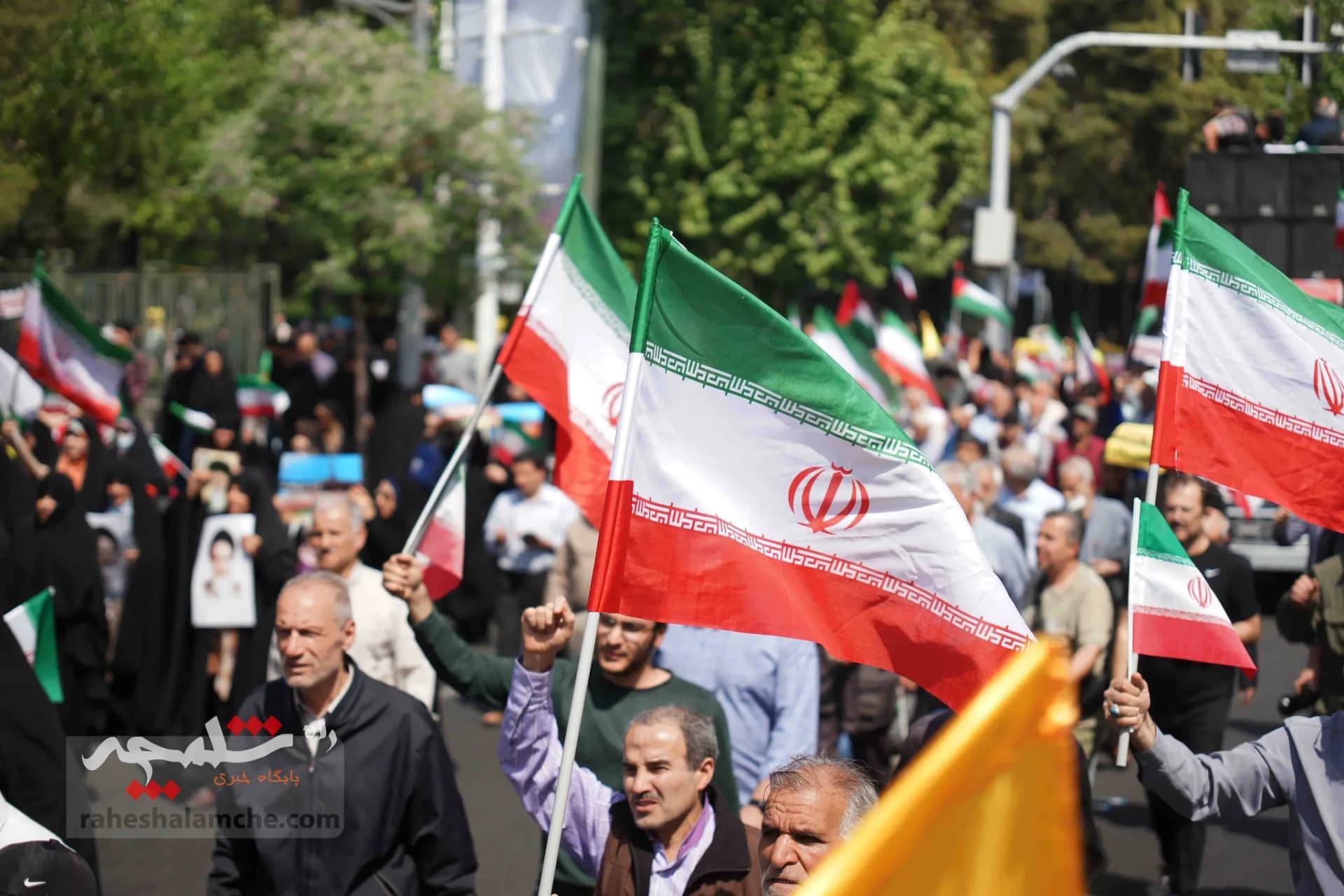 تقدیر نمازگزاران تهرانی از اجرای عملیات «وعده صادق» +تصاویر — تصویر 14