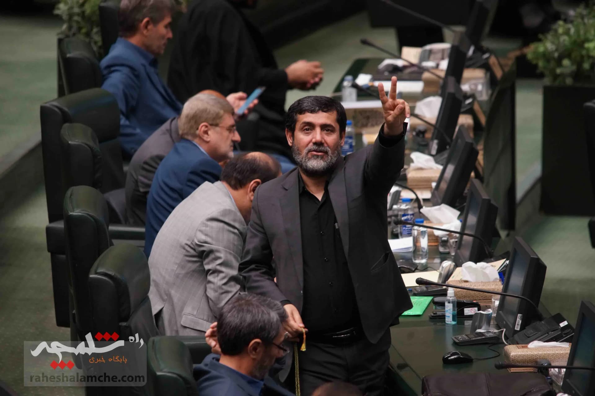 خبرنگاران در مجلس شورای اسلامی(یکشنبه 15 مرداد) +تصاویر — تصویر 9