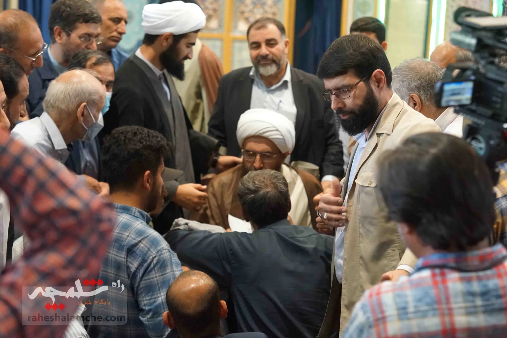 دیدار چهره به چهره امام جمعه موقت تهران با مردم +تصاویر — تصویر 28