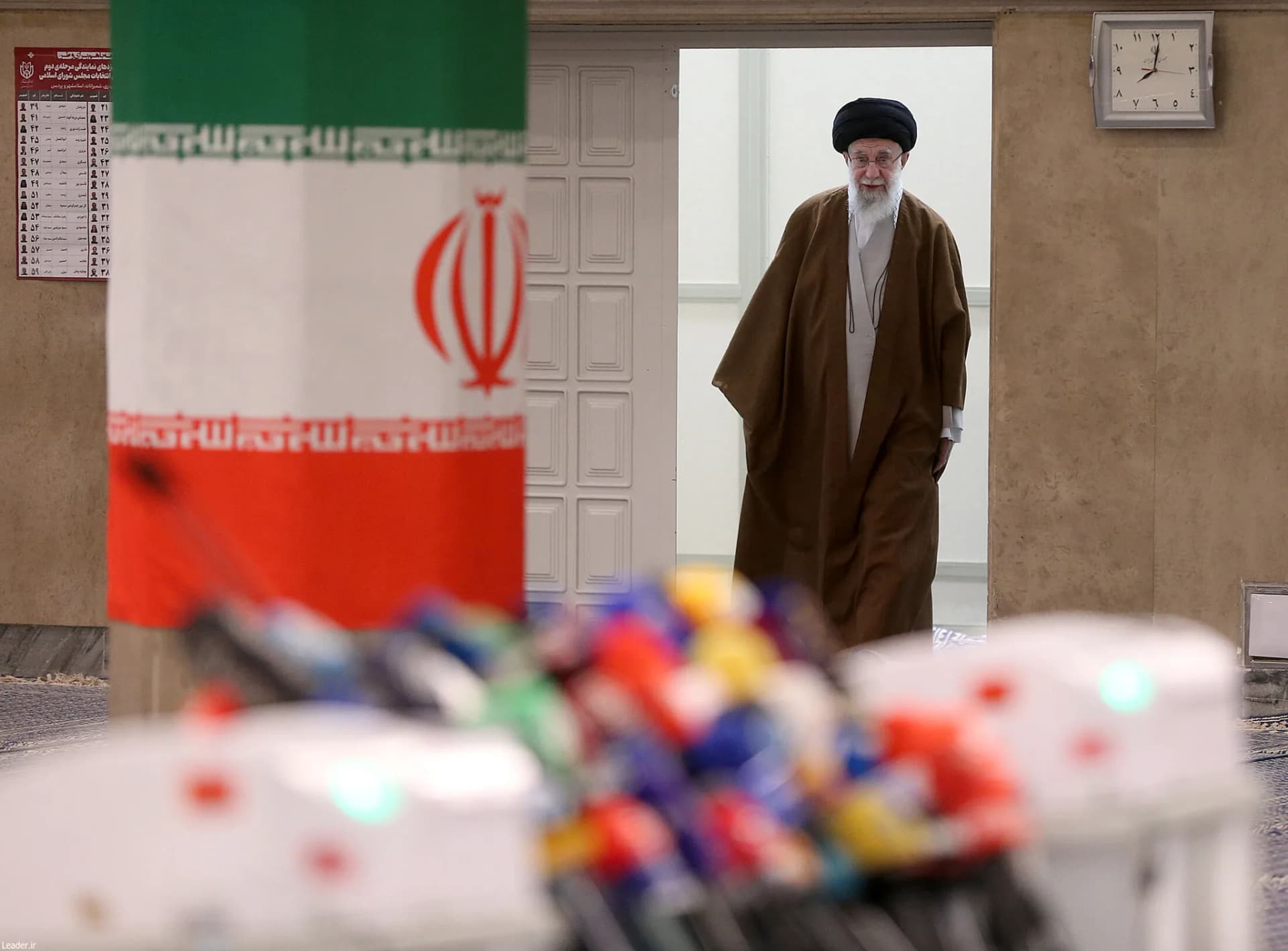 حضور رهبر انقلاب در مرحله دوم انتخابات مجلس شورای اسلامی +تصاویر — تصویر 26