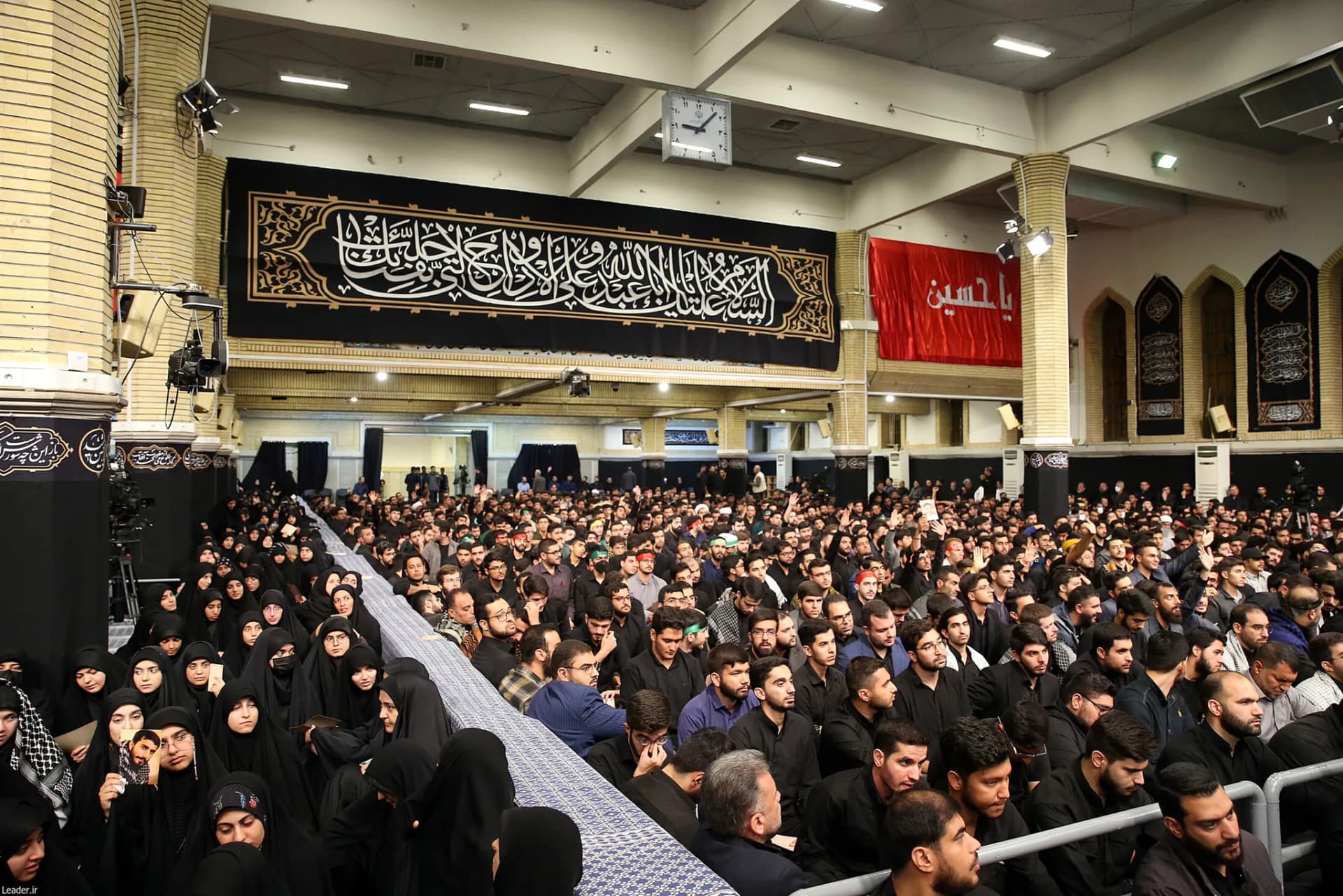 گزارش تصویری عزاداری هیئت‌های دانشجویی در حضور رهبر انقلاب — تصویر 33
