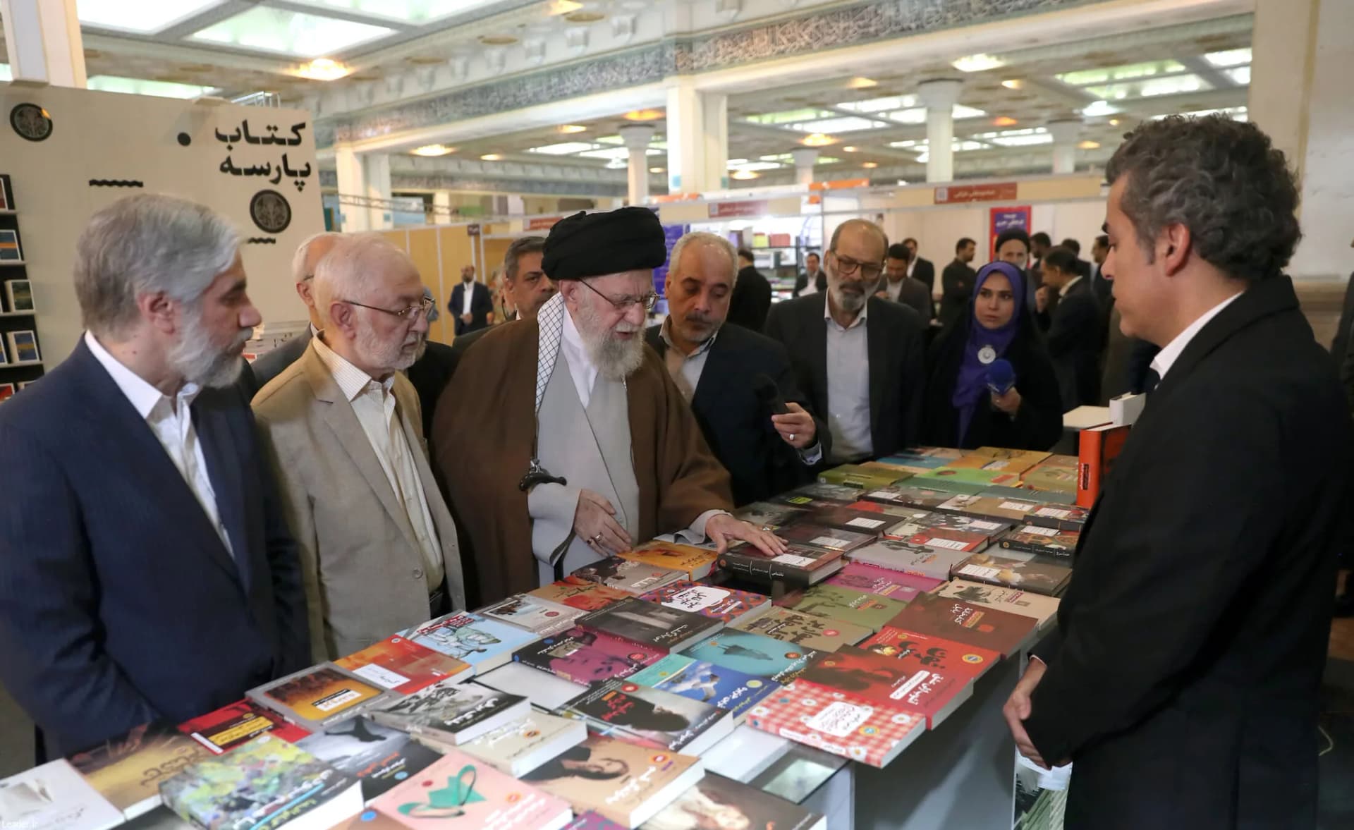 گزارش تصویری بازدید رهبر انقلاب از نمایشگاه کتاب — تصویر 9