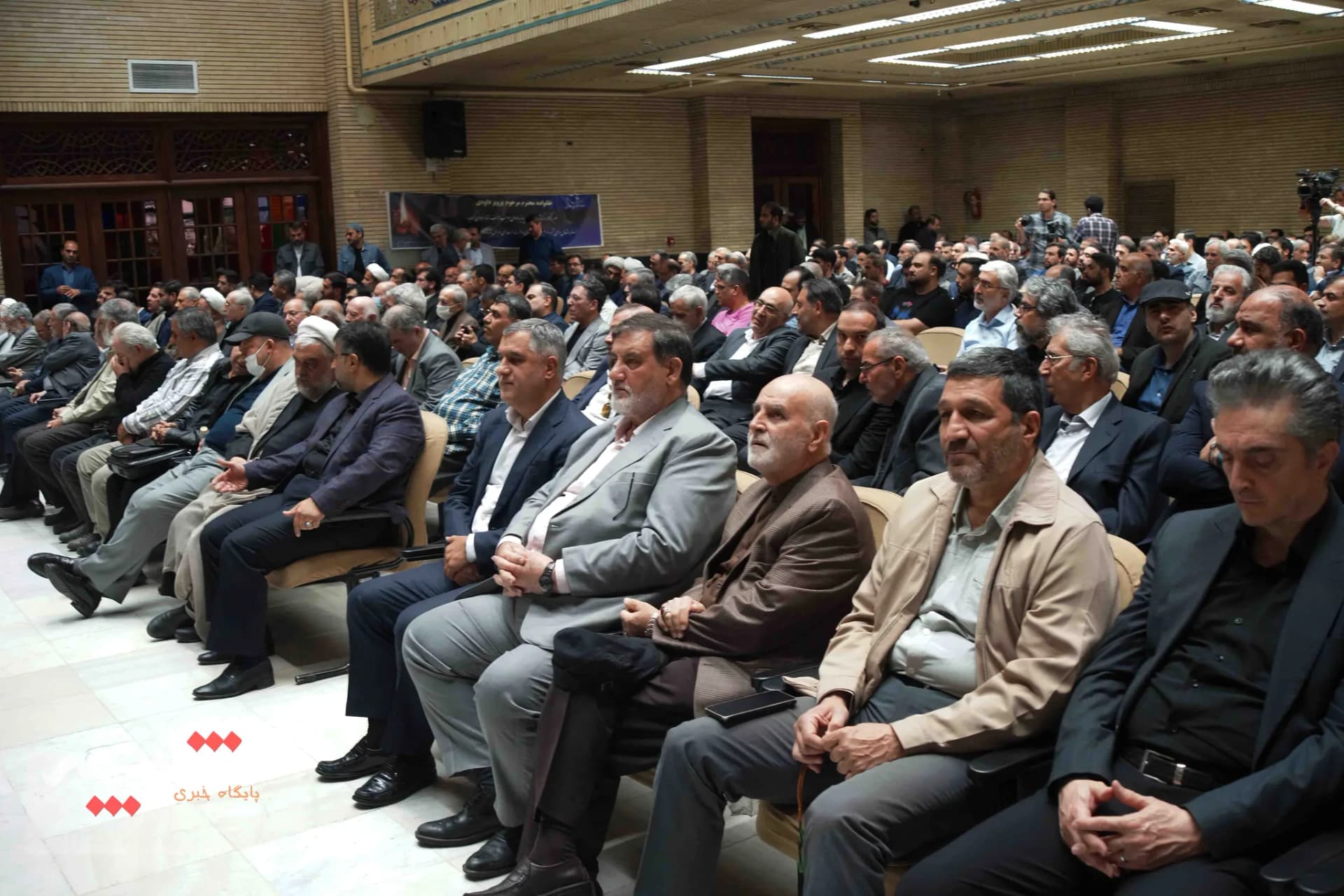 چرا احمدی‌نژاد در مراسم ختم مرحوم پرویز داودی حضور نداشت؟ +تصاویر — تصویر 43