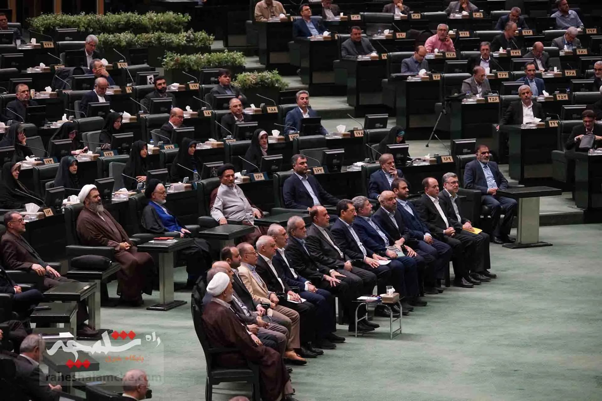 پزشکیان با حضور در خانه ملت، لایحه بودجه 1404 را تقدیم مجلس کرد +تصاویر — تصویر 4