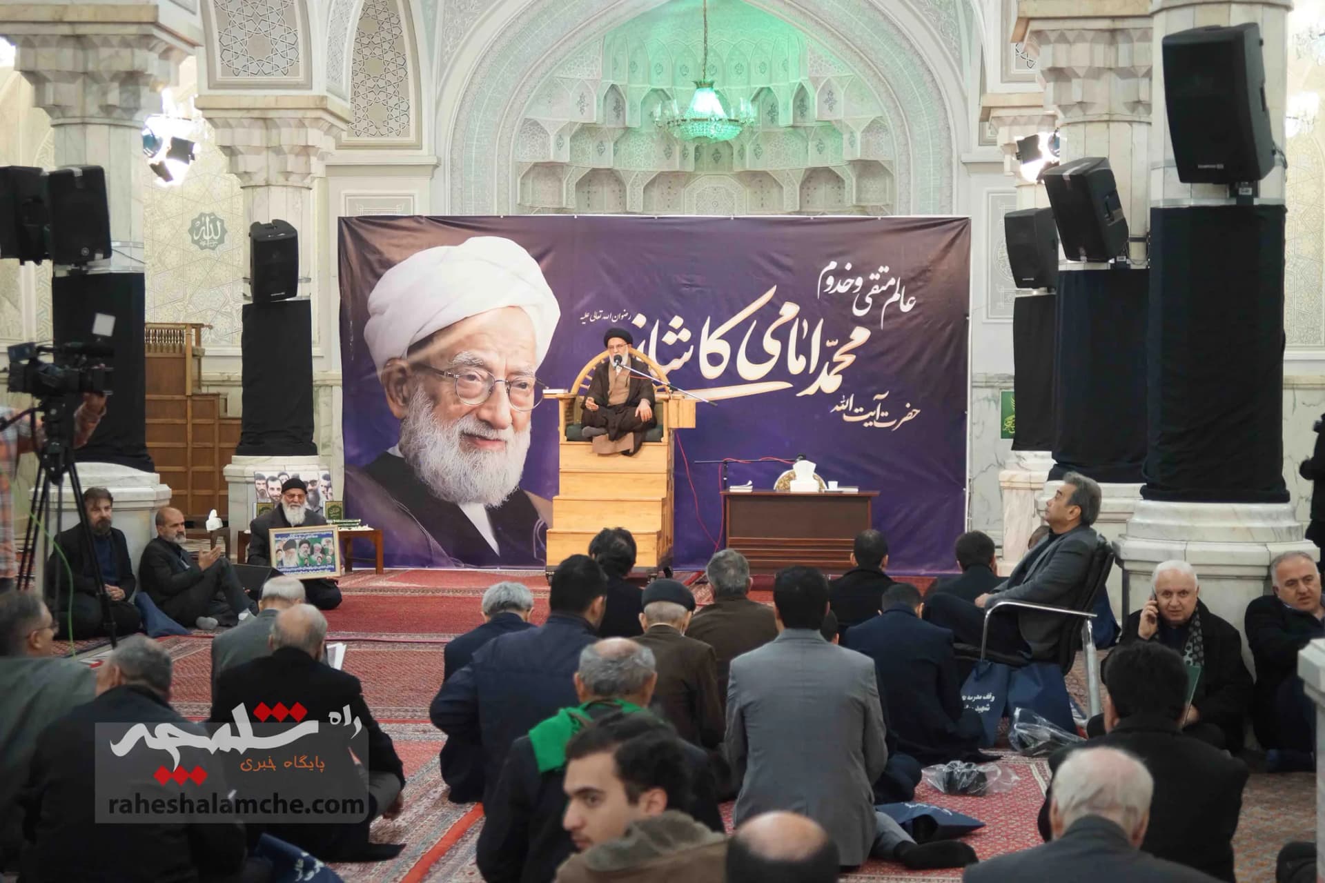 همه شخصیتهایی که در مراسم ترحیم آیتالله امام کاشانی حضور داشتند +تصاویر — تصویر 83