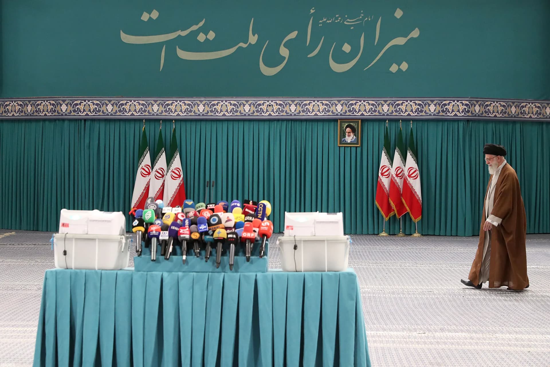 حضور رهبر انقلاب در مرحله دوم انتخابات مجلس شورای اسلامی +تصاویر — تصویر 2