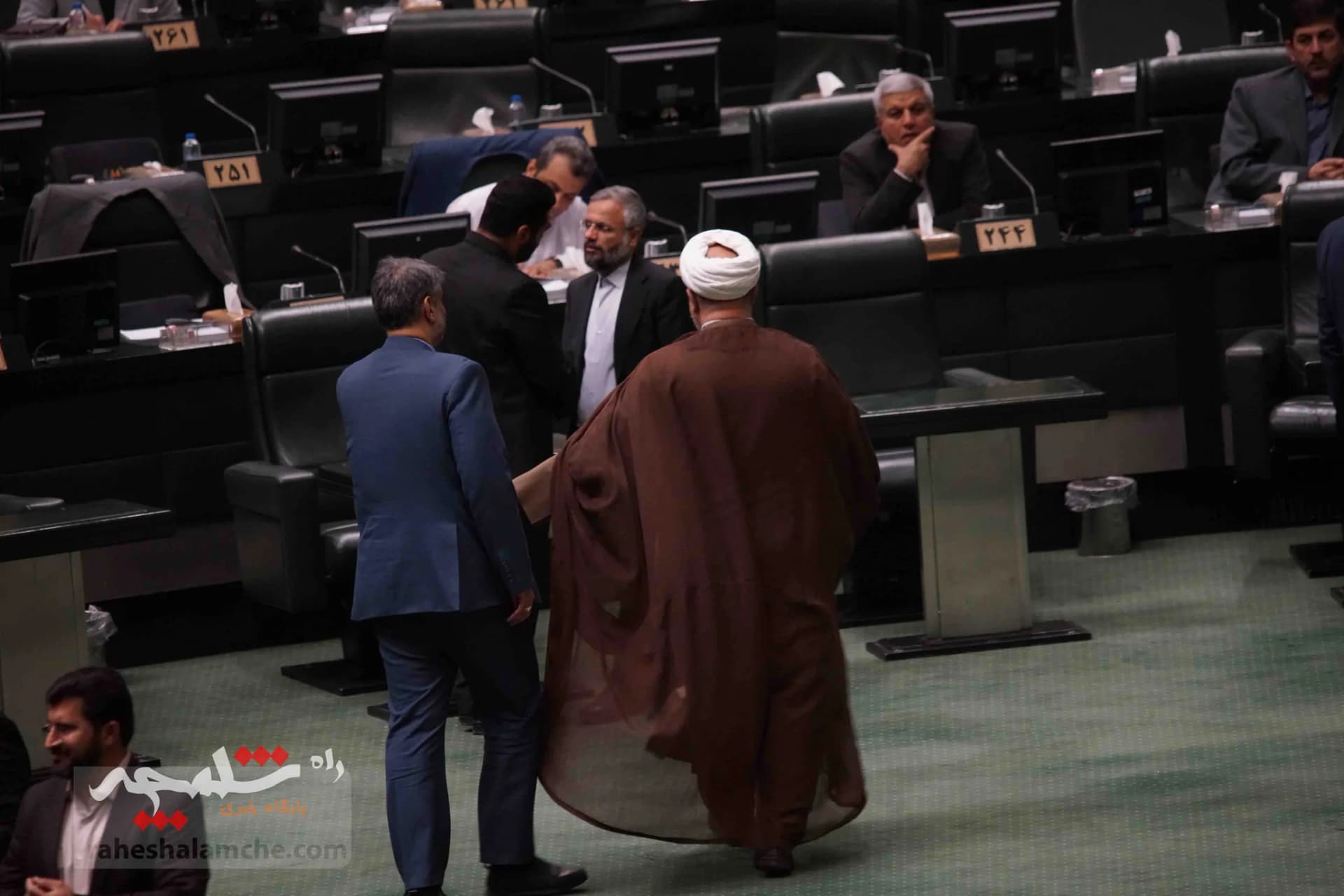 پزشکیان با حضور در خانه ملت، لایحه بودجه 1404 را تقدیم مجلس کرد +تصاویر — تصویر 38