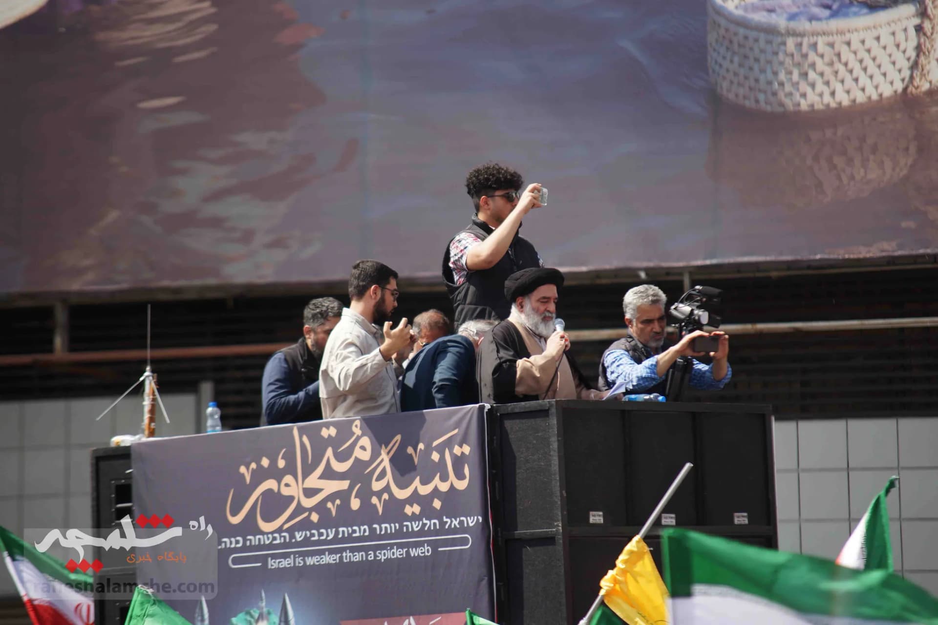 تقدیر نمازگزاران تهرانی از اجرای عملیات «وعده صادق» +تصاویر — تصویر 24