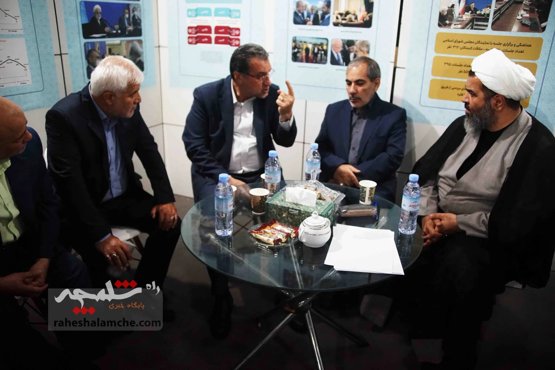 بازدید رئیس دفتر رئیس‌جمهور از غرفه معاونت ریاست جمهوری در امور مجلس +تصاویر — تصویر 24