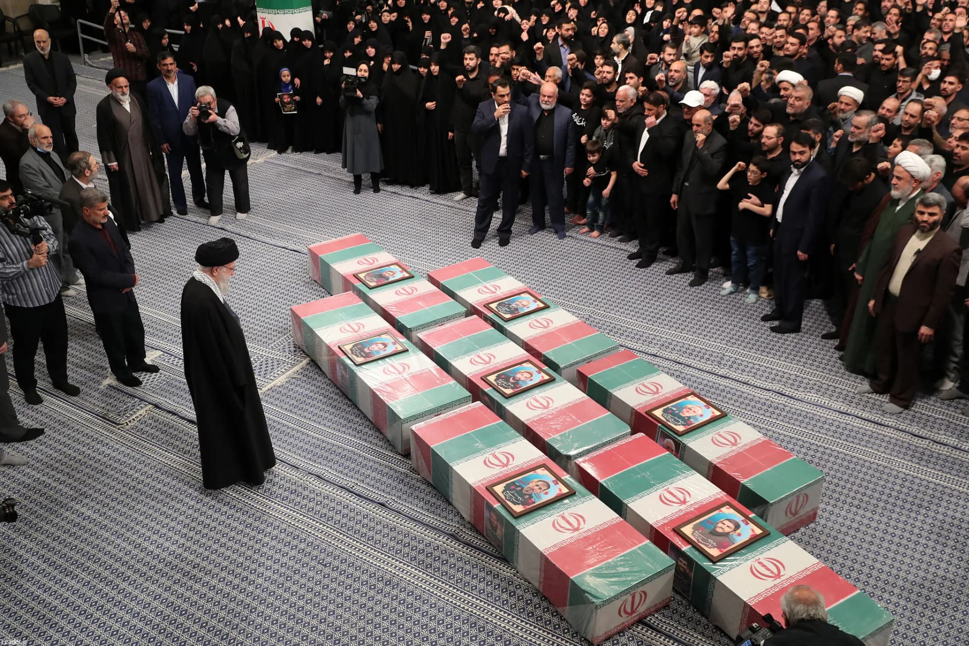 اقامه نماز رهبر انقلاب بر پیکر ۷ شهید راه قدس +تصاویر — تصویر 8