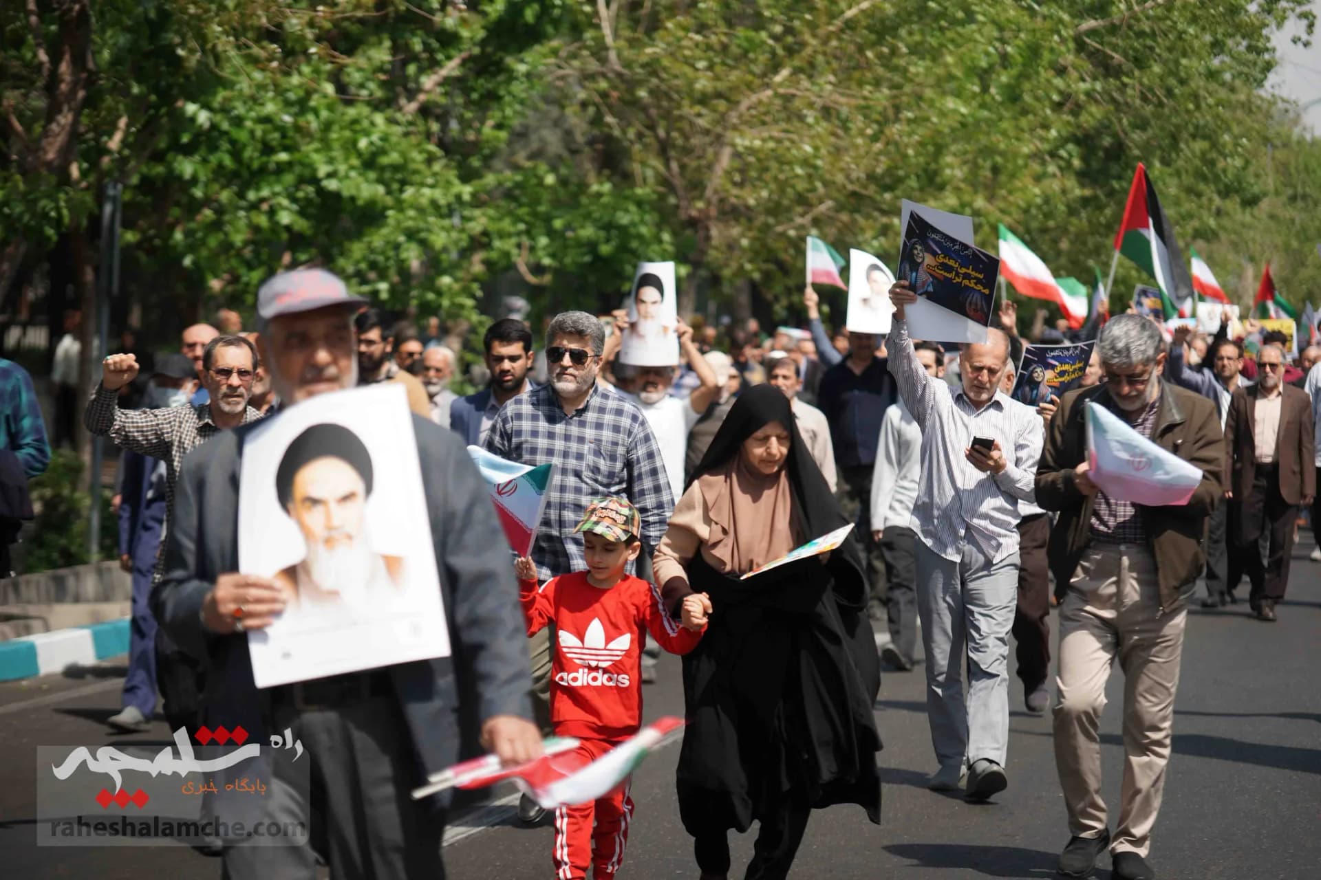 تقدیر نمازگزاران تهرانی از اجرای عملیات «وعده صادق» +تصاویر — تصویر 12