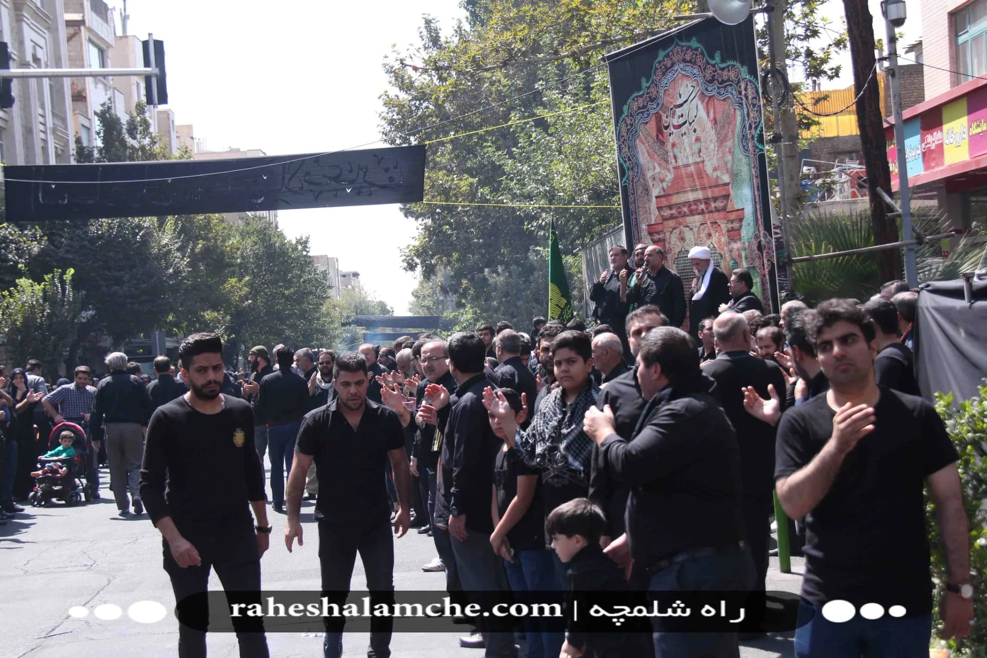 عزاداری و سوگواری همراه با برگزاری نماز ظهر عاشورا در سراسر ایران اسلامی +تصاویر — تصویر 16