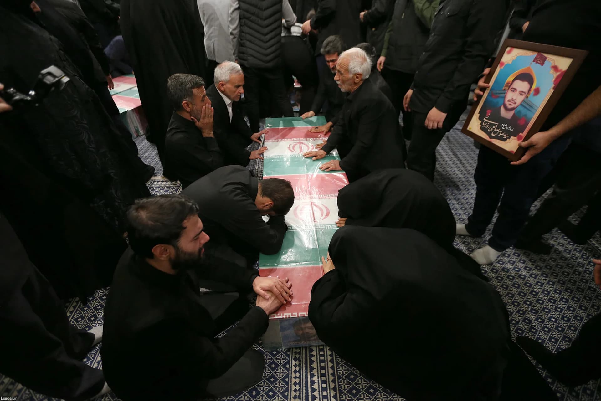 اقامه نماز رهبر انقلاب بر پیکر ۷ شهید راه قدس +تصاویر — تصویر 22