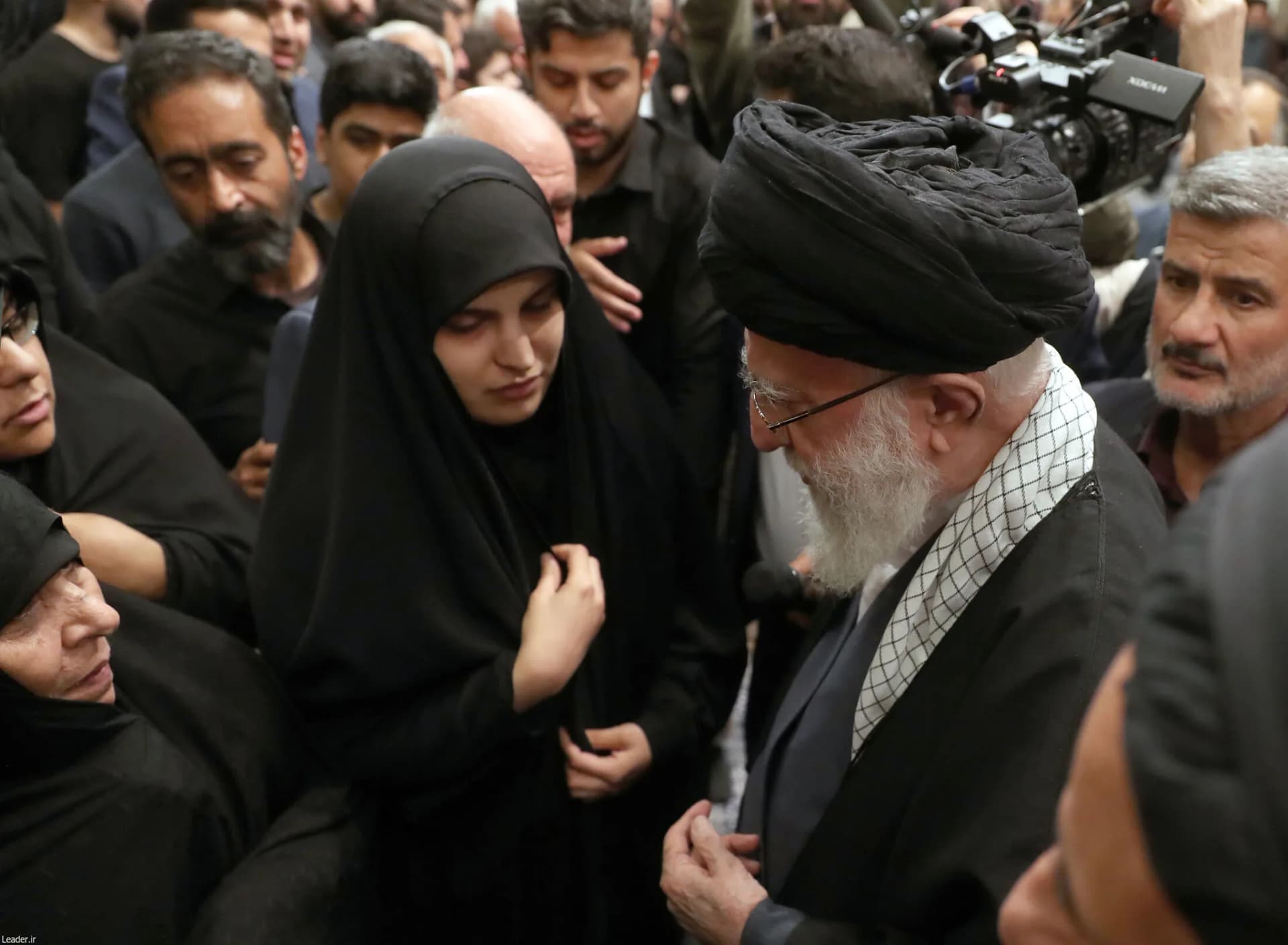 اقامه نماز رهبر انقلاب بر پیکر ۷ شهید راه قدس +تصاویر — تصویر 14