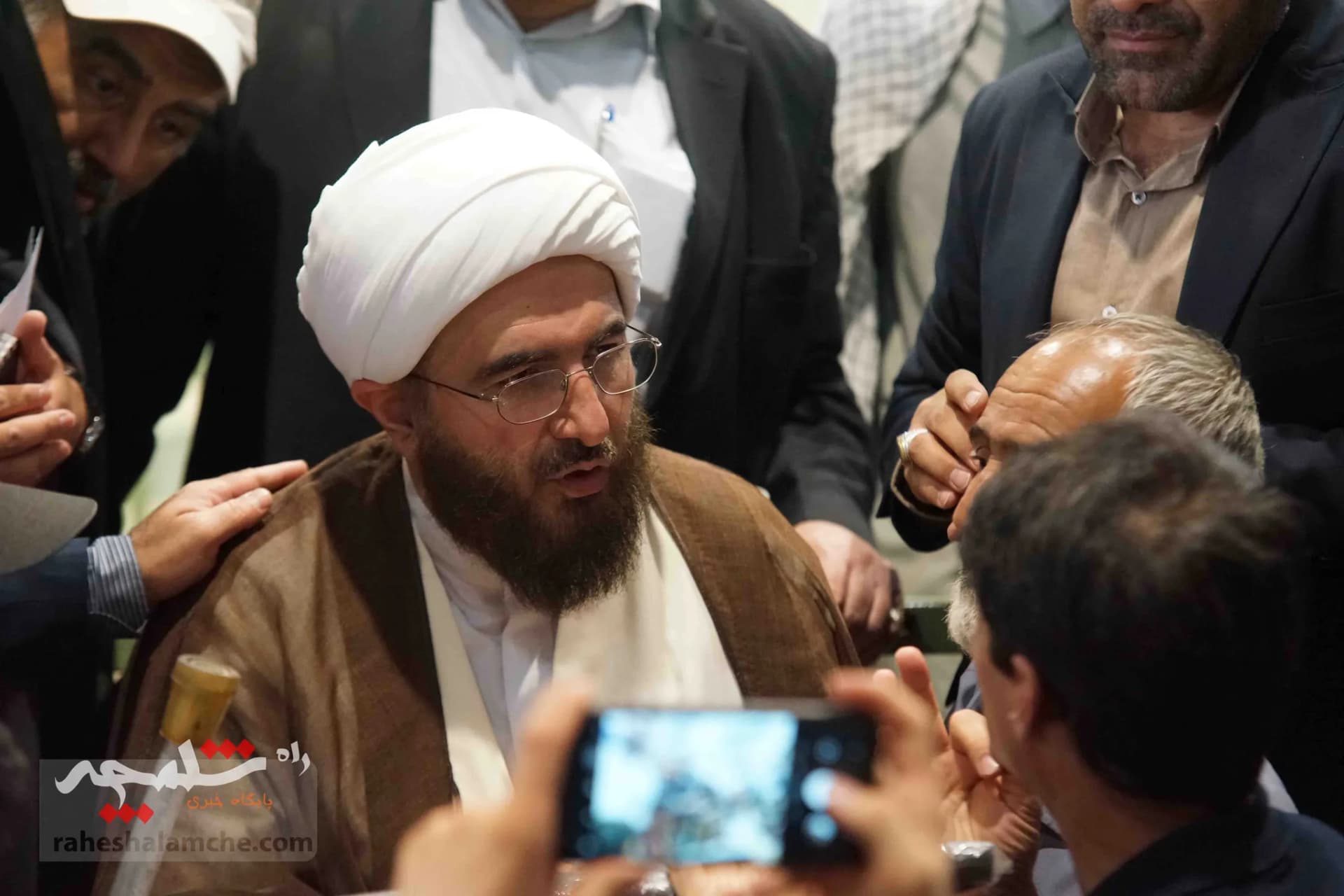 دیدار چهره به چهره امام جمعه موقت تهران با مردم +تصاویر — تصویر 21
