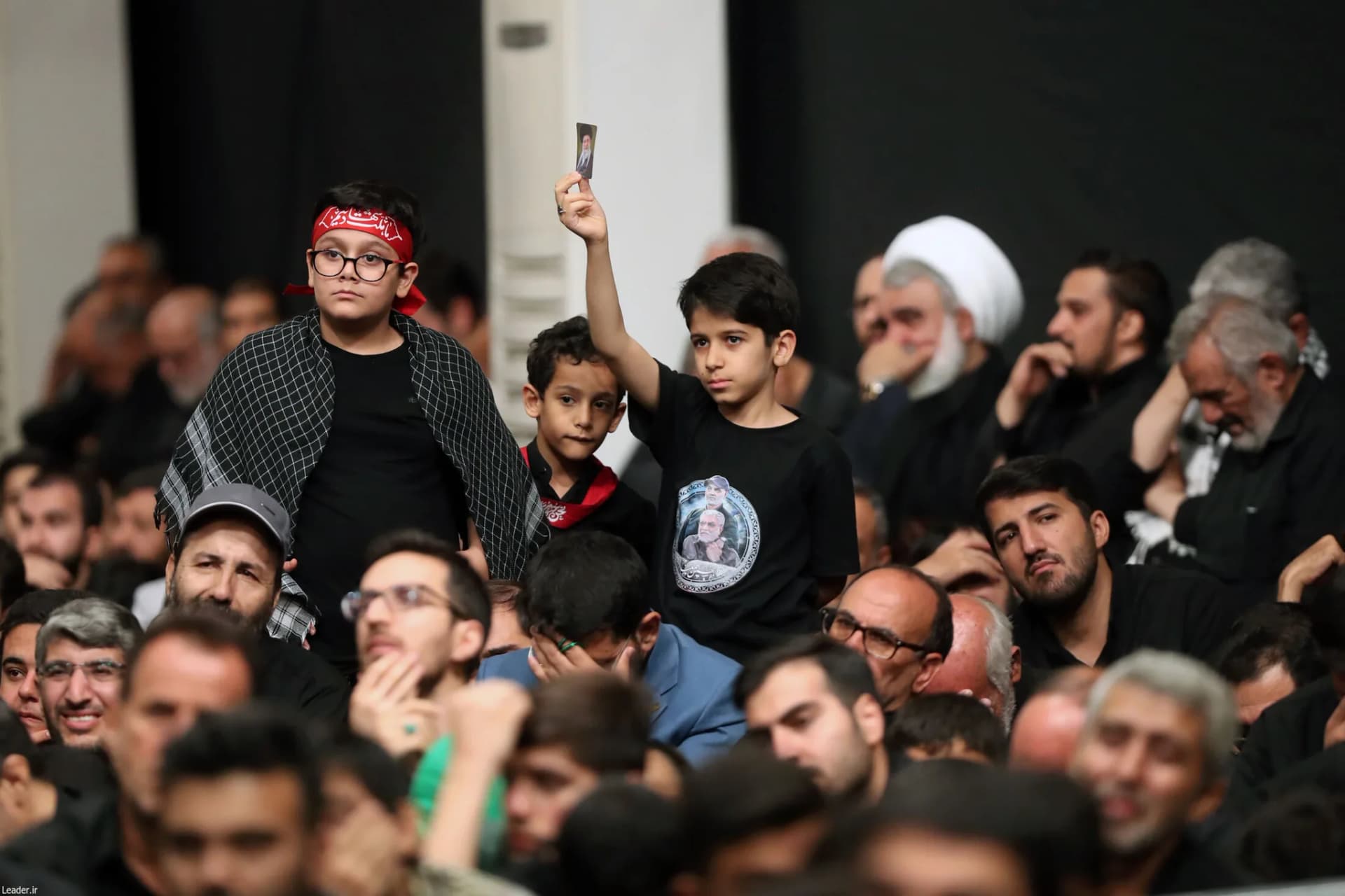 مراسم شام غریبان سیدالشهد(ع) با حضور رهبر انقلاب +تصاویر — تصویر 60