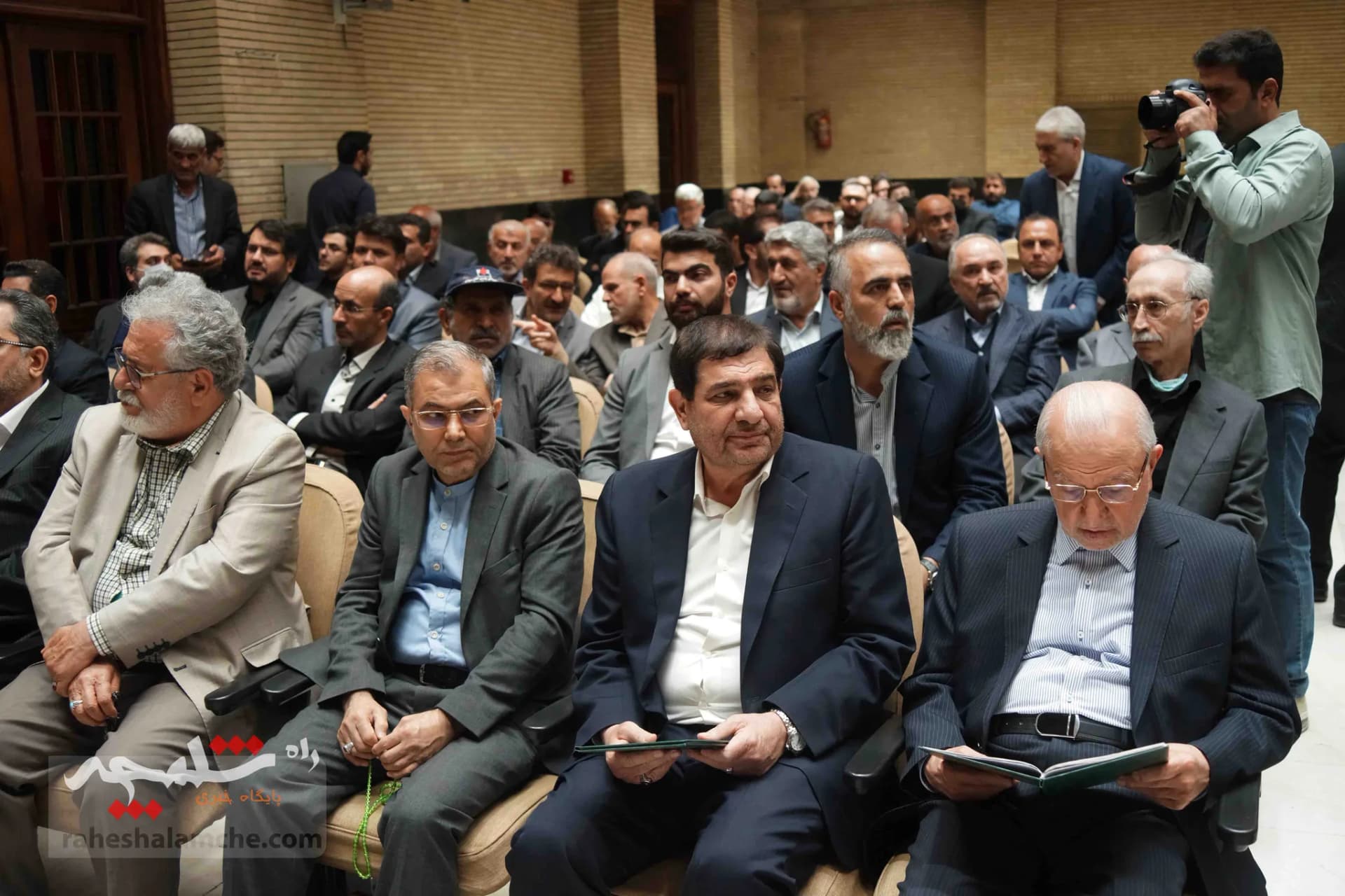 چرا احمدی‌نژاد در مراسم ختم مرحوم پرویز داودی حضور نداشت؟ +تصاویر — تصویر 9