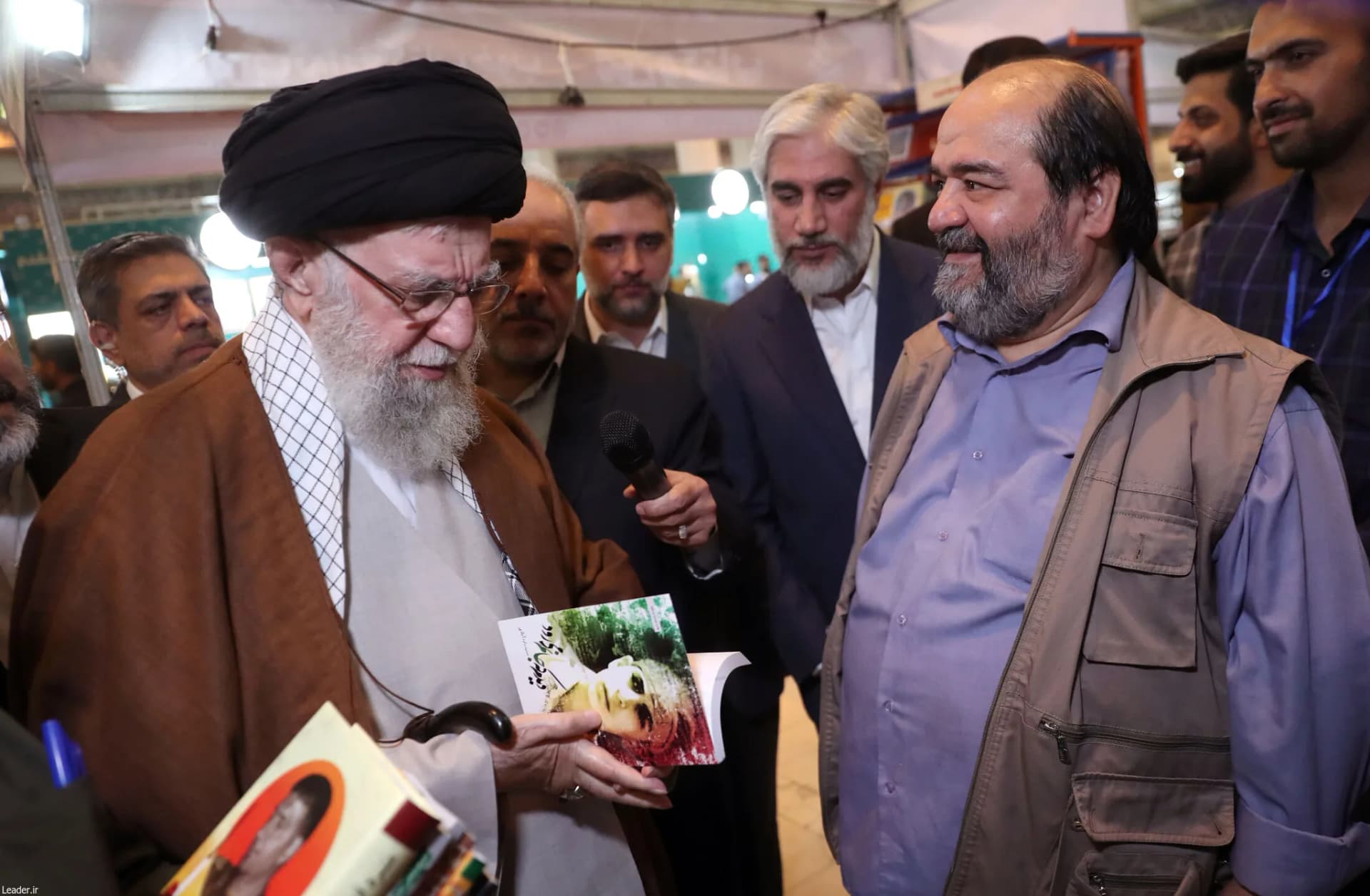 گزارش تصویری بازدید رهبر انقلاب از نمایشگاه کتاب — تصویر 1