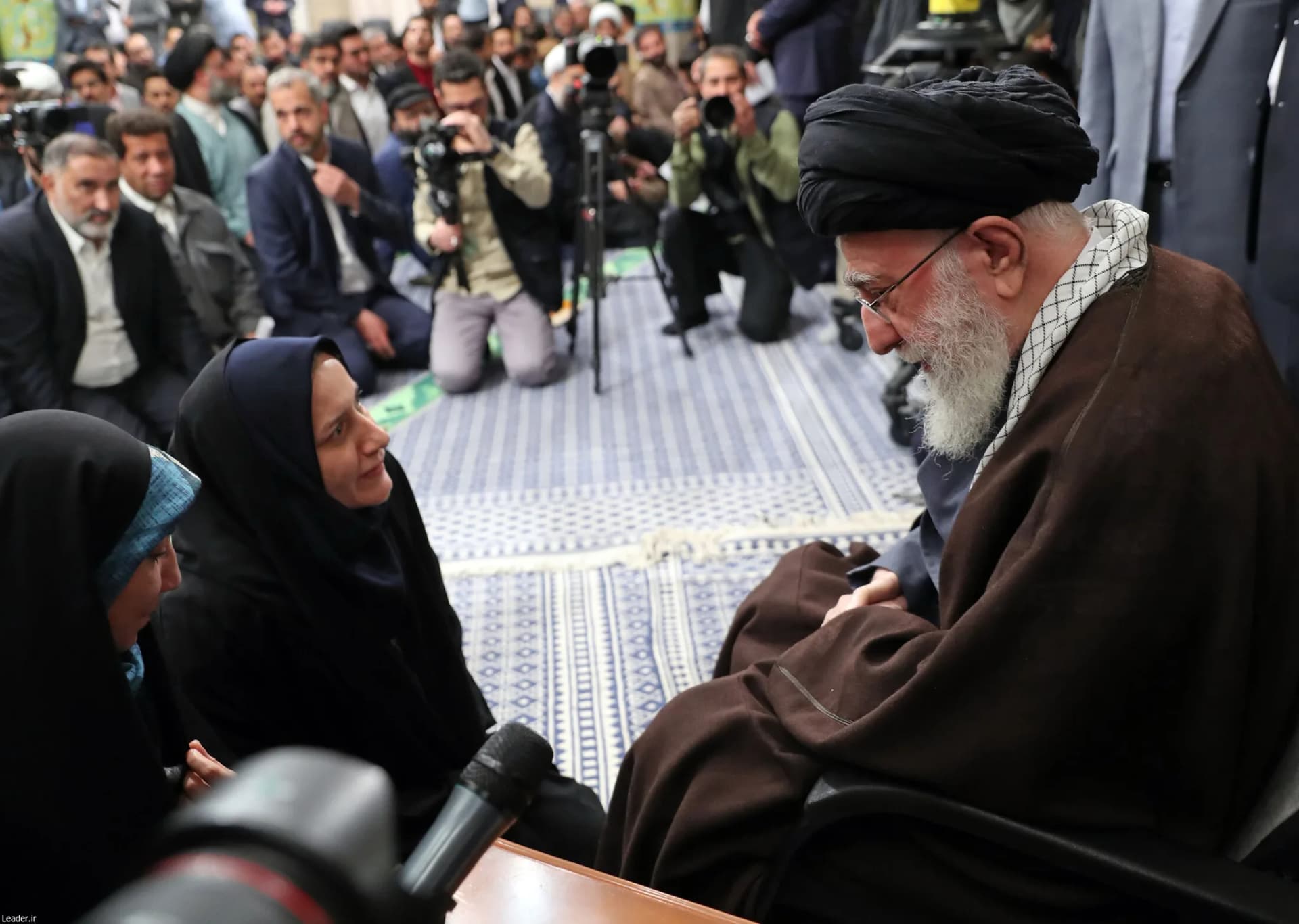 دیدار شاعران با رهبر انقلاب +تصاویر — تصویر 20