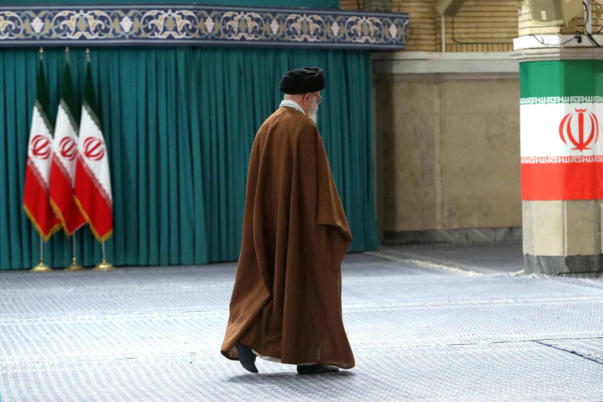 حضور رهبر انقلاب در مرحله دوم انتخابات مجلس شورای اسلامی +تصاویر — تصویر 13